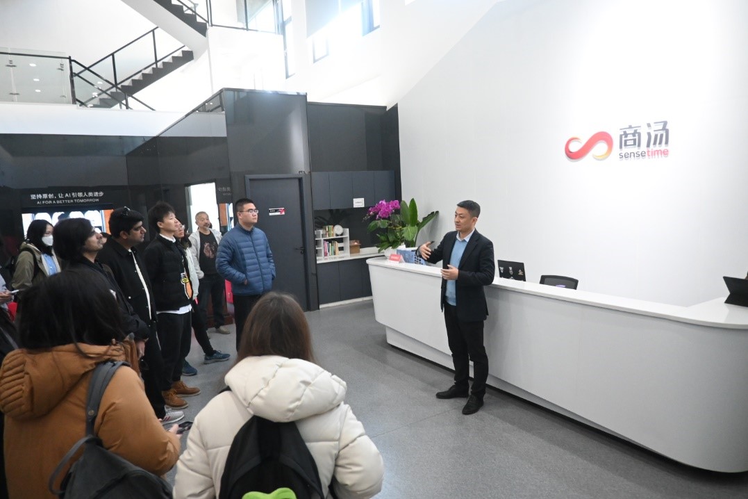 20231117-发现中国智慧,洞察中国发展——2023年金沙集团3354cc“洞察中国”全球胜任力社会实践纪实-“洞察中国”陕西实践支队-“洞察中国”陕西实践支队在西安商汤智能科技有限公司参观.jpg