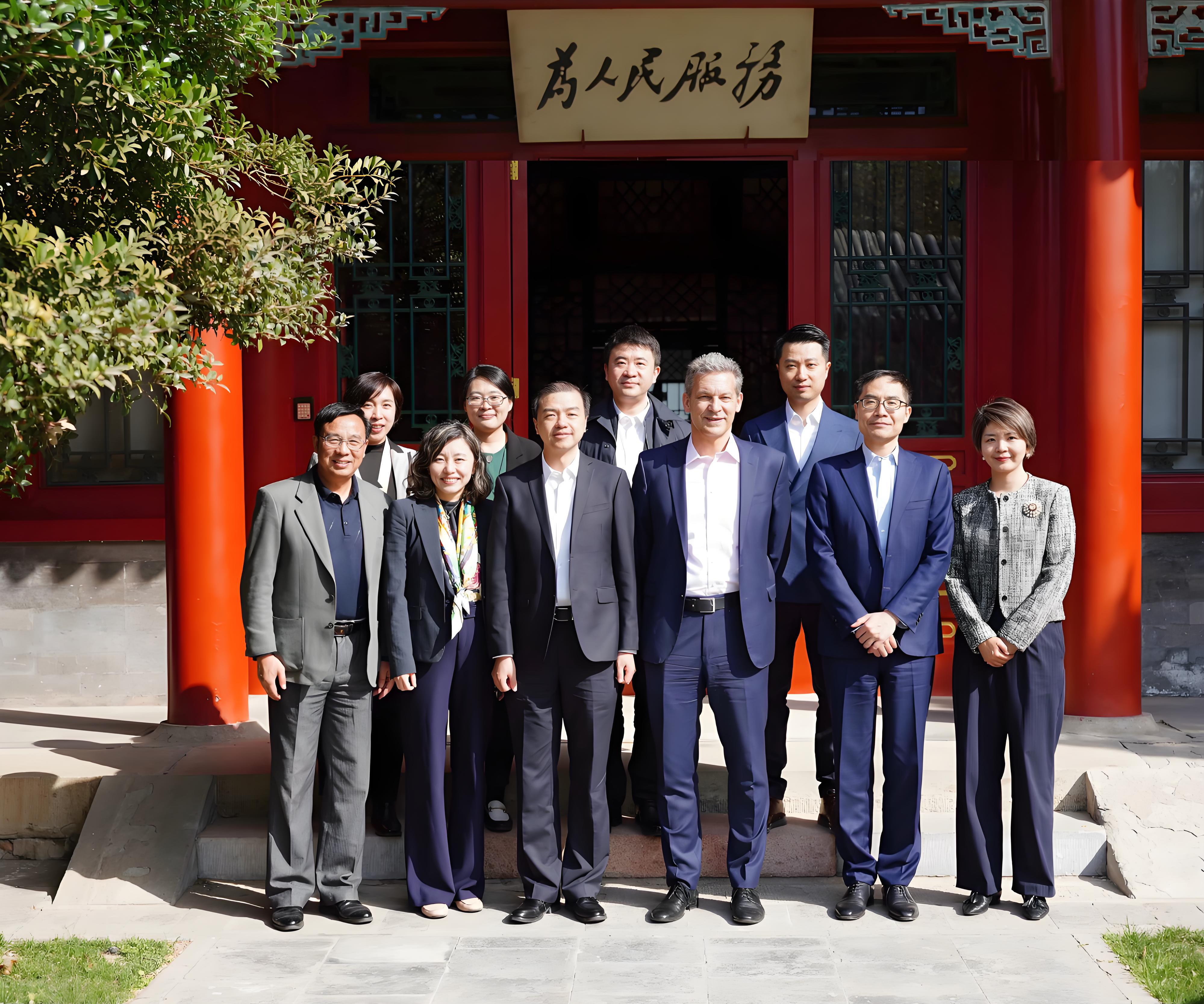 20250403-索诺瓦集团首席执行官一行到访金沙集团3354cc-孙力扬-向波涛（前排左三）与安特·凯多斯基（前排右三）及双方团队合影.jpg