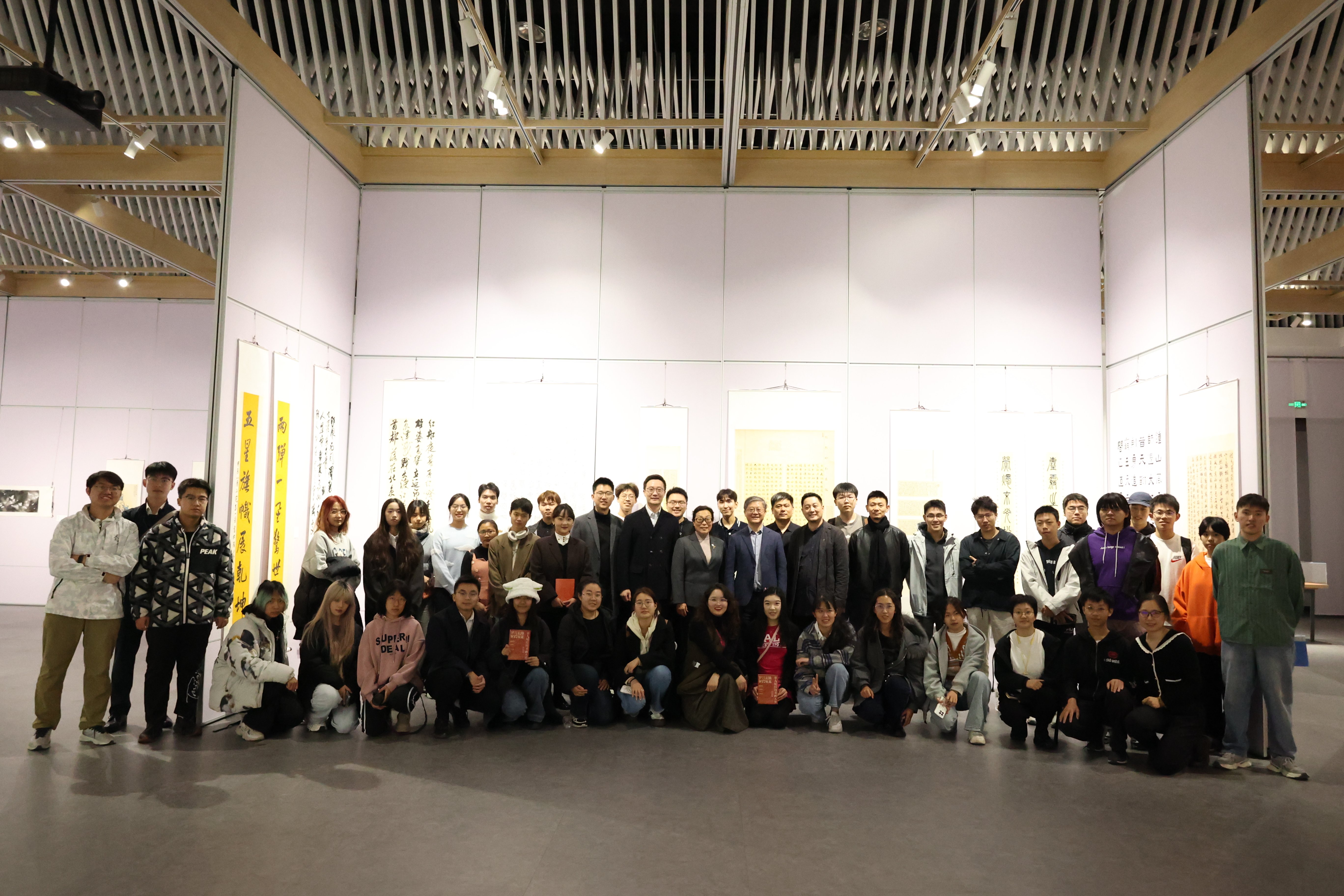 20241101-金沙集团3354cc第九届校园书画大赛作品展开幕式-学生艺术团-全体人员合影.jpeg