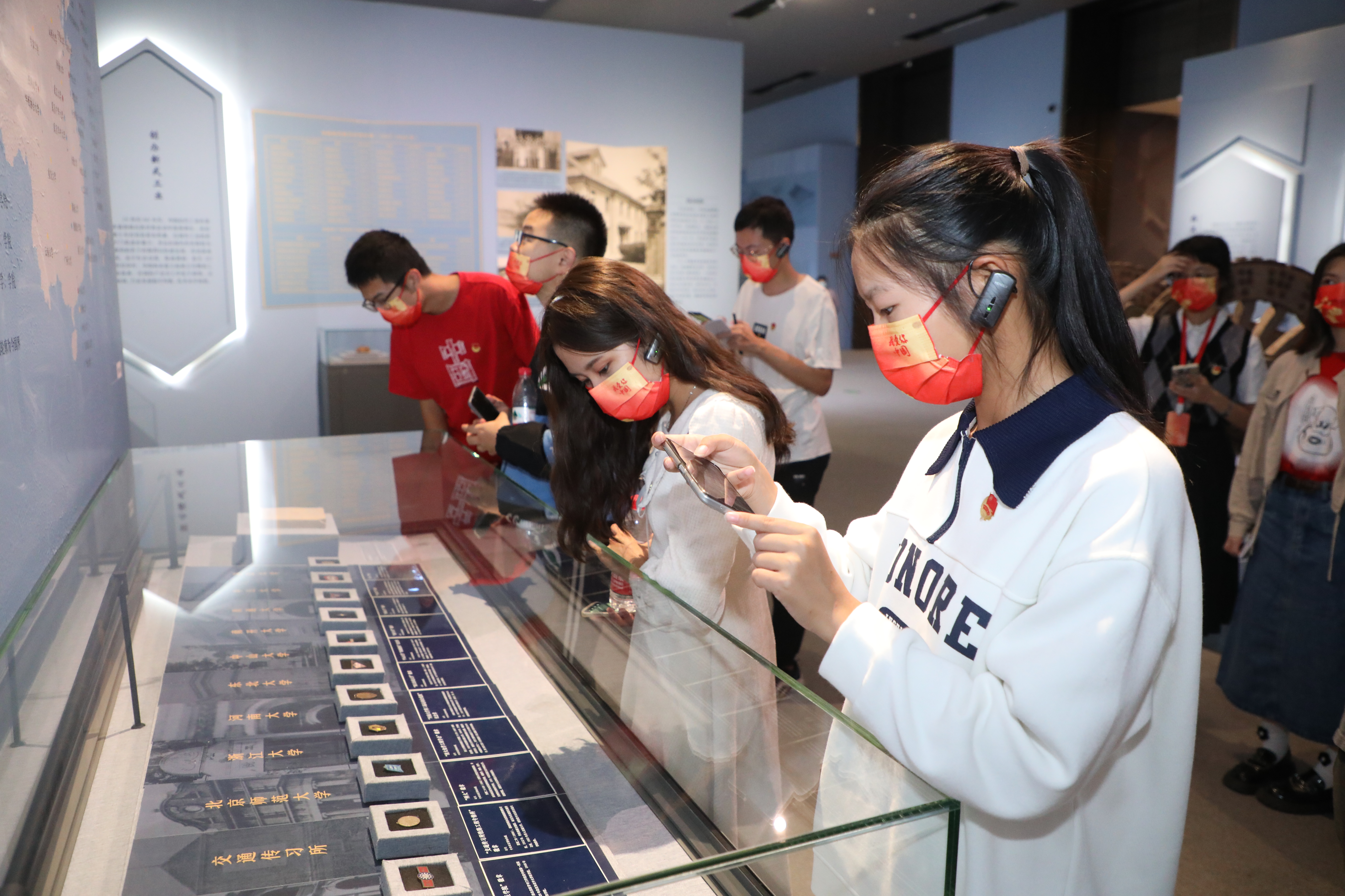 20221006-金沙集团3354cc师生国庆主题社会实践走进国家博物馆-卢科潮-学生们认真观看展品.JPG