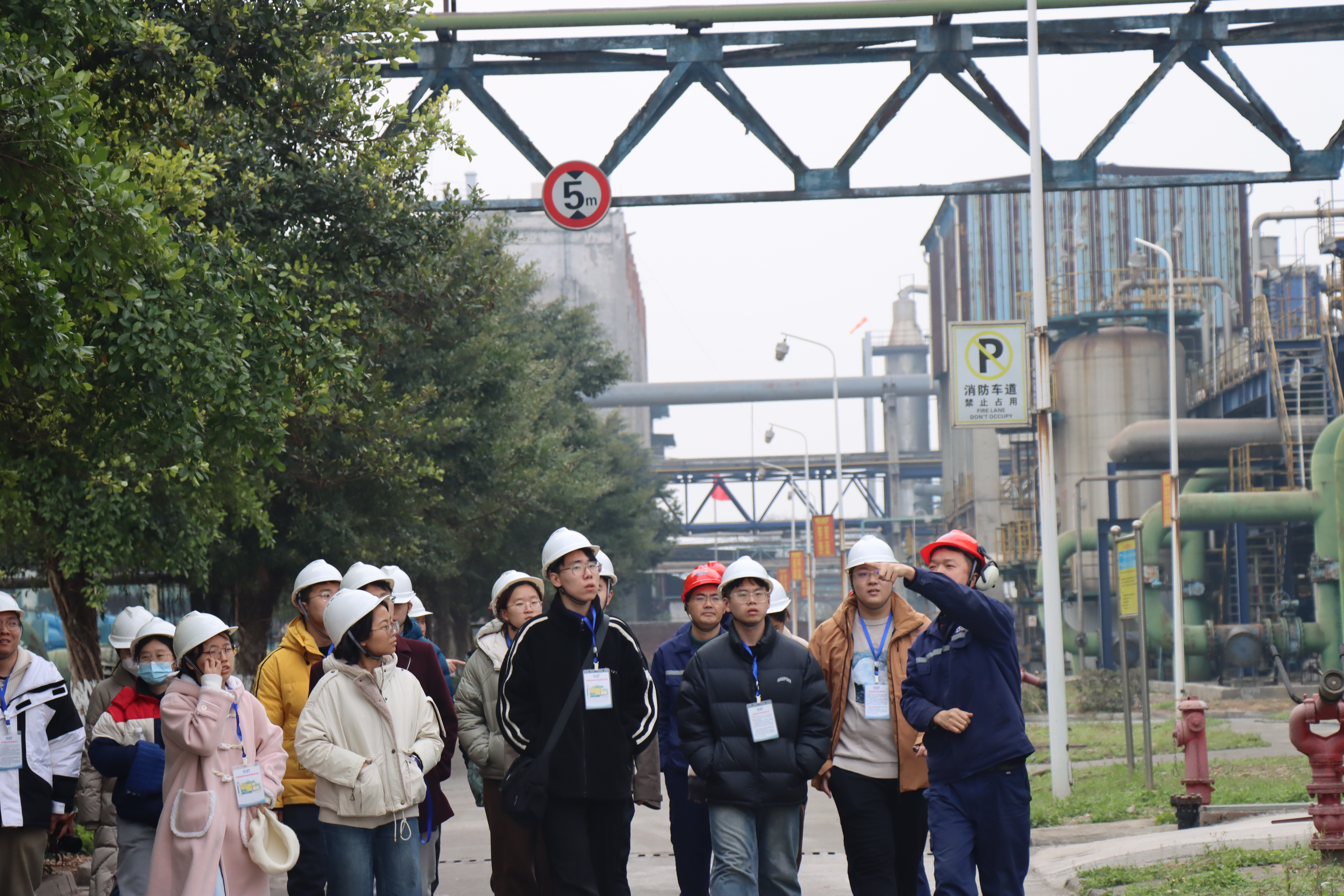 20240301-学思践悟启新程,挺膺担当绘青春——2024 年金沙集团3354cc研究生寒假社会实践总结回顾-化工系、环境学院和化学系“清渝谋化”实践支队-支队成员实地参访化工企业.png
