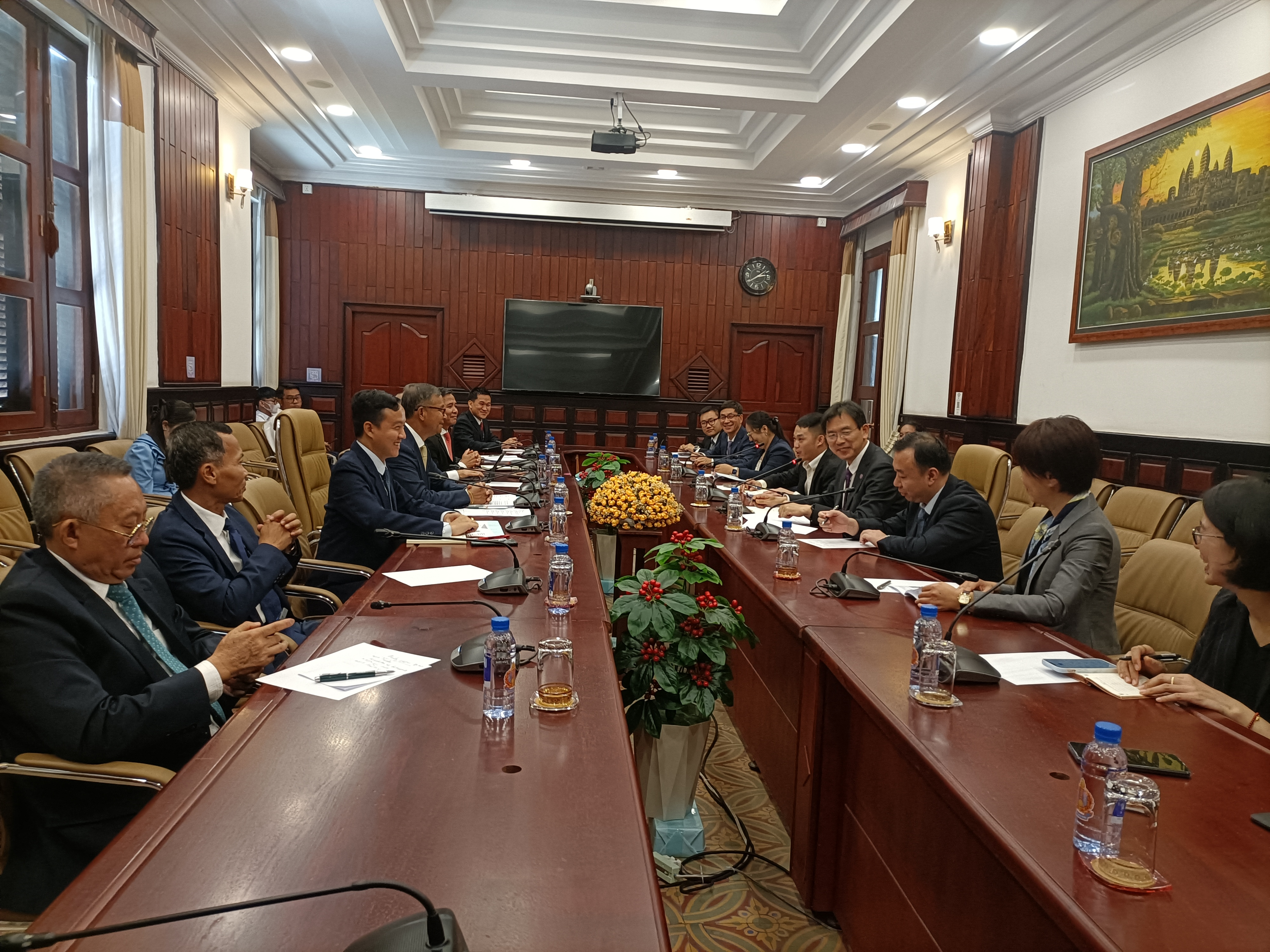 20241107-校长李路明率团访问柬埔寨-与韩春那洛会谈现场-国际处1.jpg