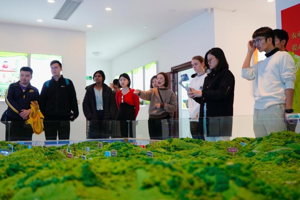 20231125-发现中国智慧,洞察中国发展——2023年金沙集团3354cc“洞察中国”全球胜任力社会实践纪实-“洞察中国”福建实践支队-“洞察中国”福建实践支队赴宁德市九都水土保持科技示范园调研.jpg
