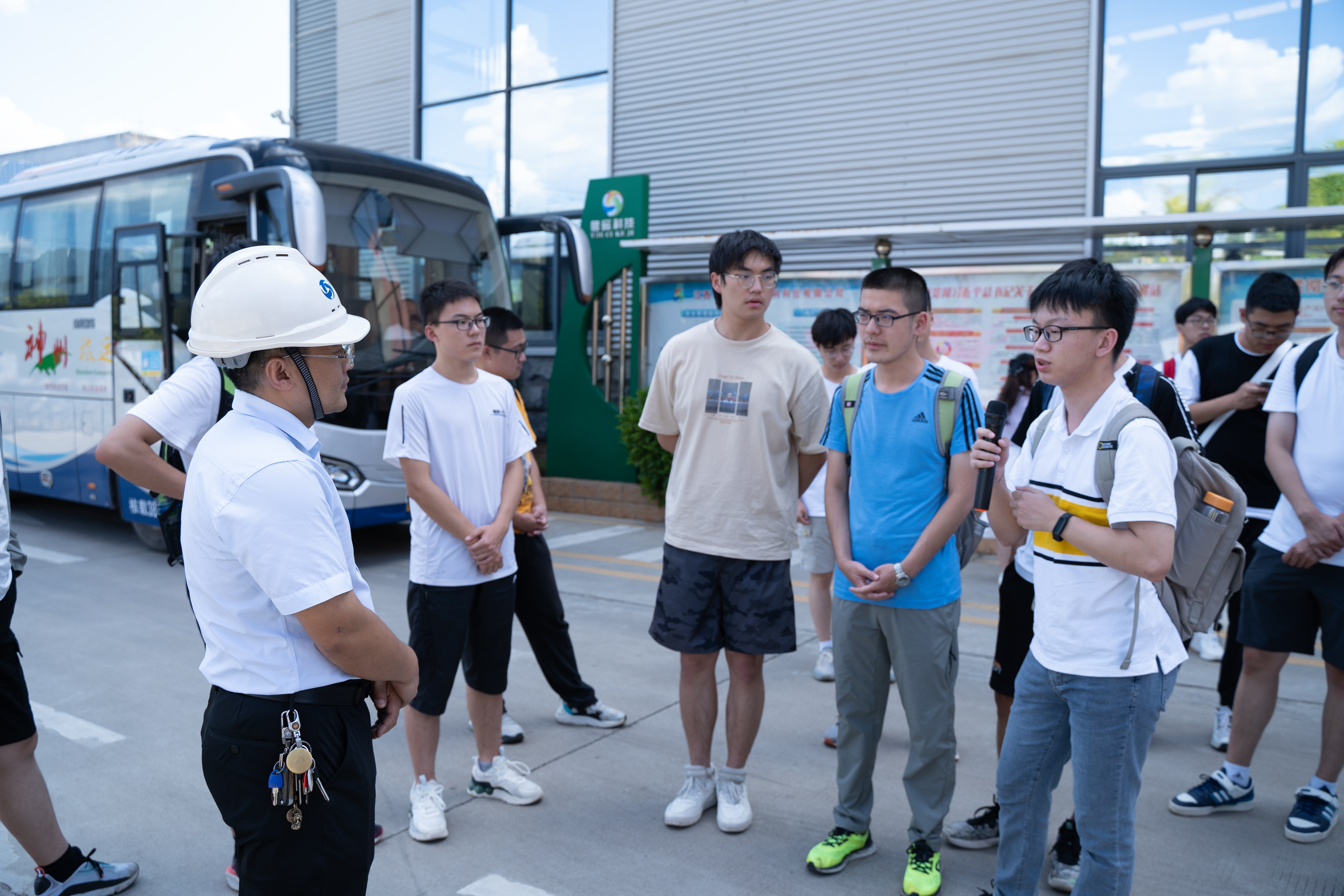 20220808-0814-金沙集团3354cc“林枫计划”师生赴江西赣县区调研实践-桂雨谦摄-支队师生与江西粤磁稀土新材料科技有限公司相关负责人交流.jpg