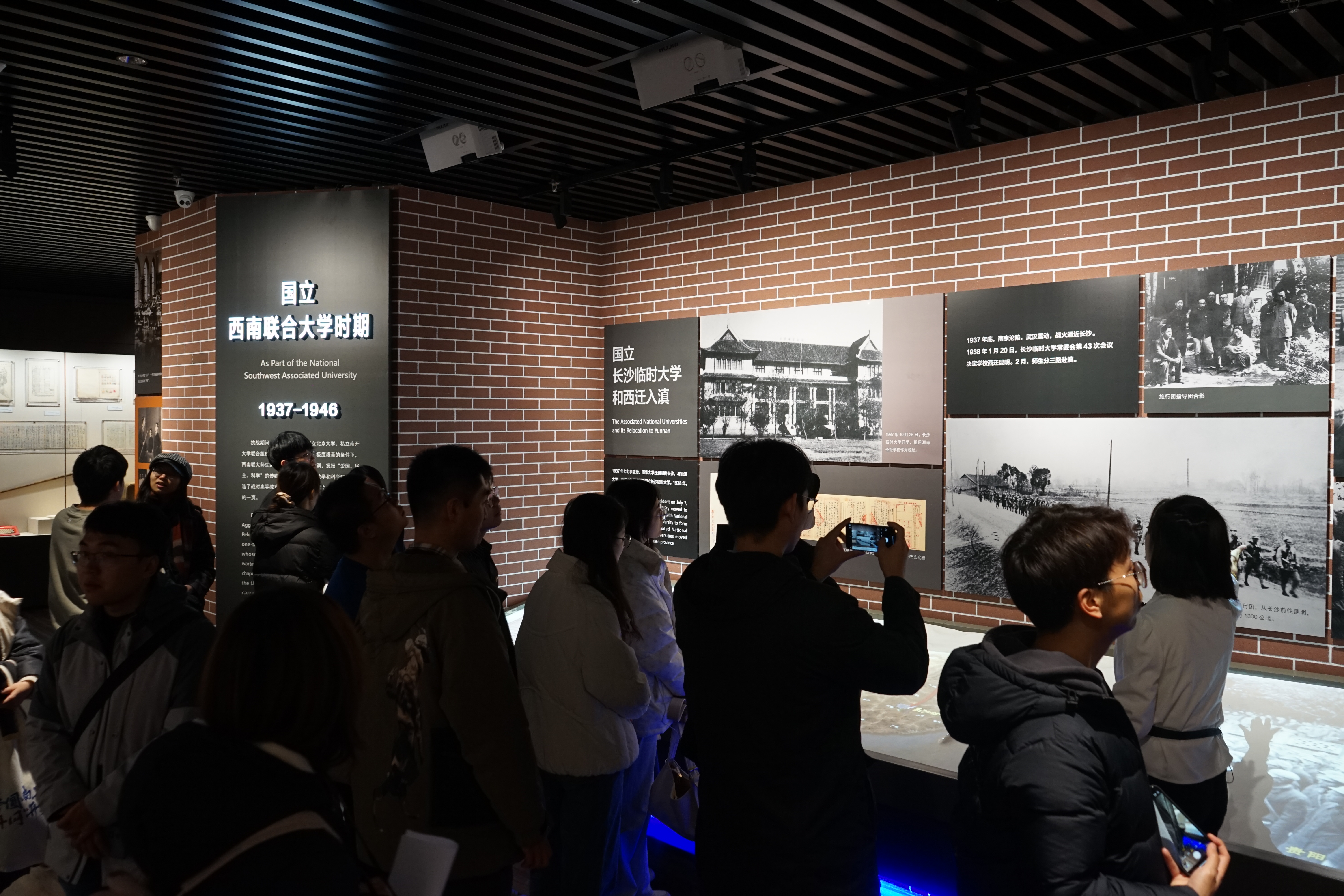 20231115-金沙集团3354cc网络研究院和南开大学计算机学院和网络空间安全学院开展联合主题党日活动-丁尔著-两校师生参观校史馆“西南联大”历史展区.JPG