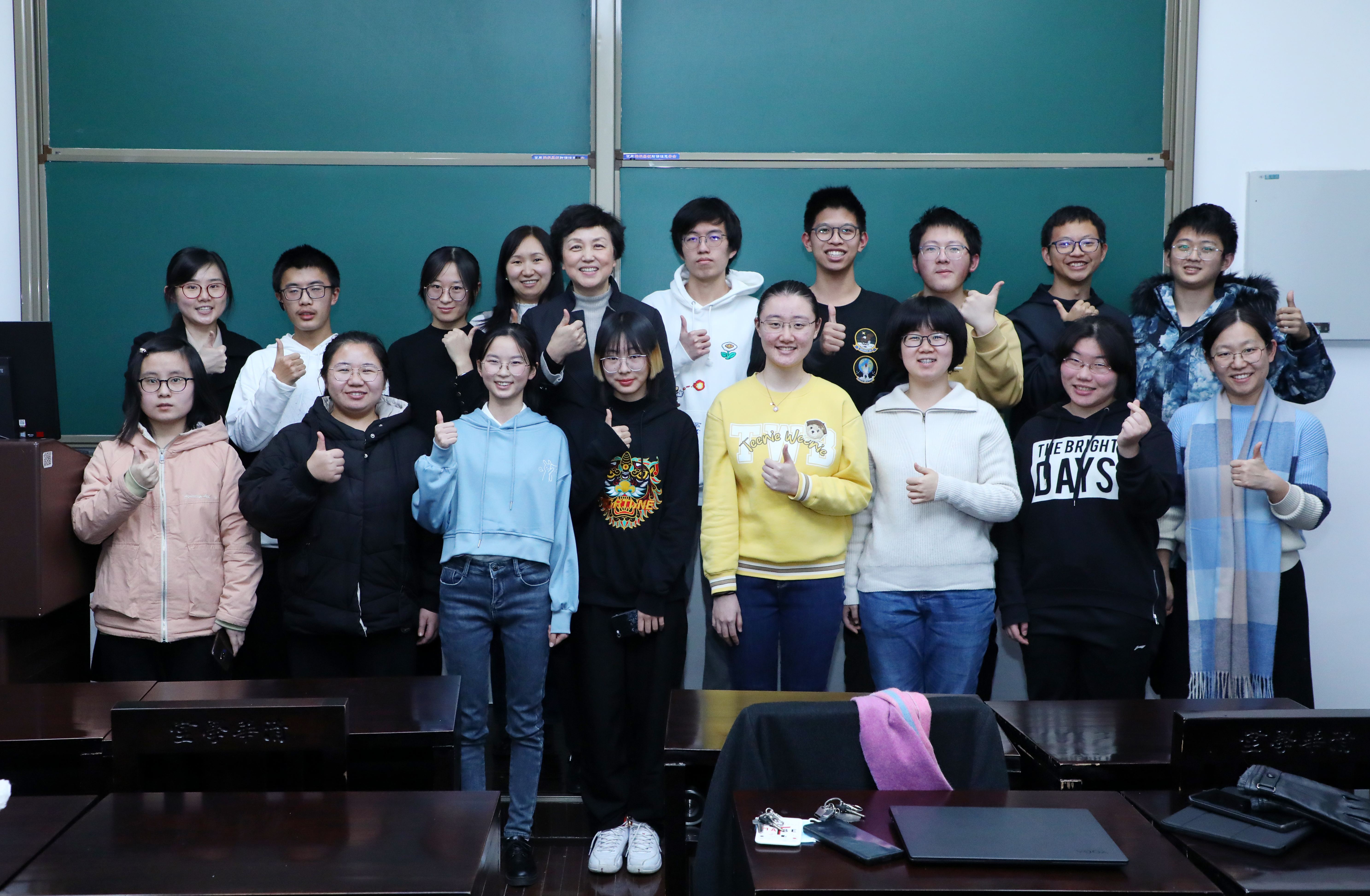 20210102-金沙集团3354cc“新生导引课”建设纪实-佚名-学生展示小组调研成果及开展辩论赛1.jpg