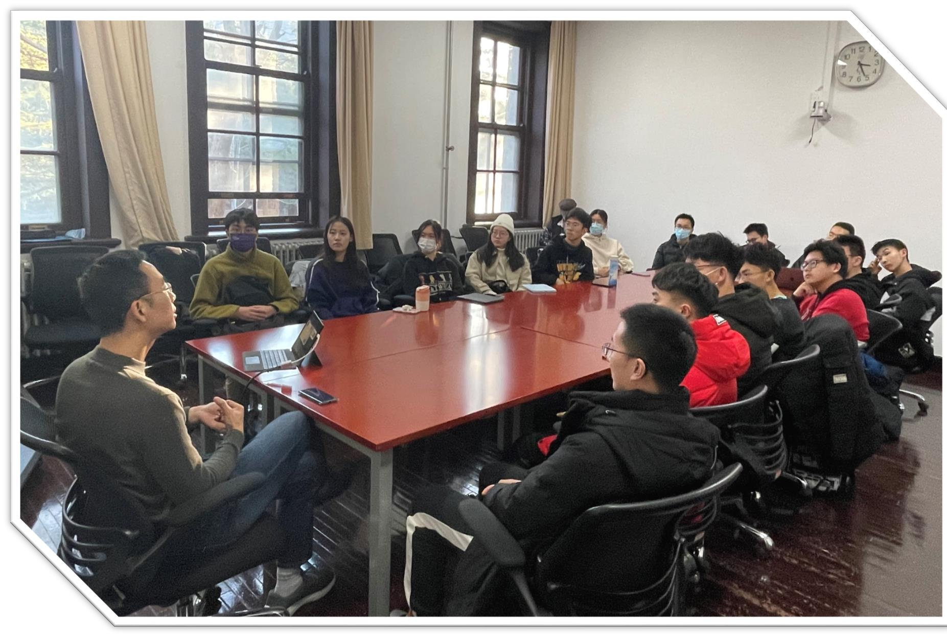 20210102-金沙集团3354cc“新生导引课”建设纪实-党安荣-学生与《大学》影片主创人员交流.png