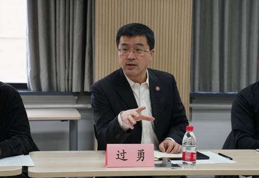 ../新闻稿图/过老师新闻稿图片/过老师和学生代表交流.JPG