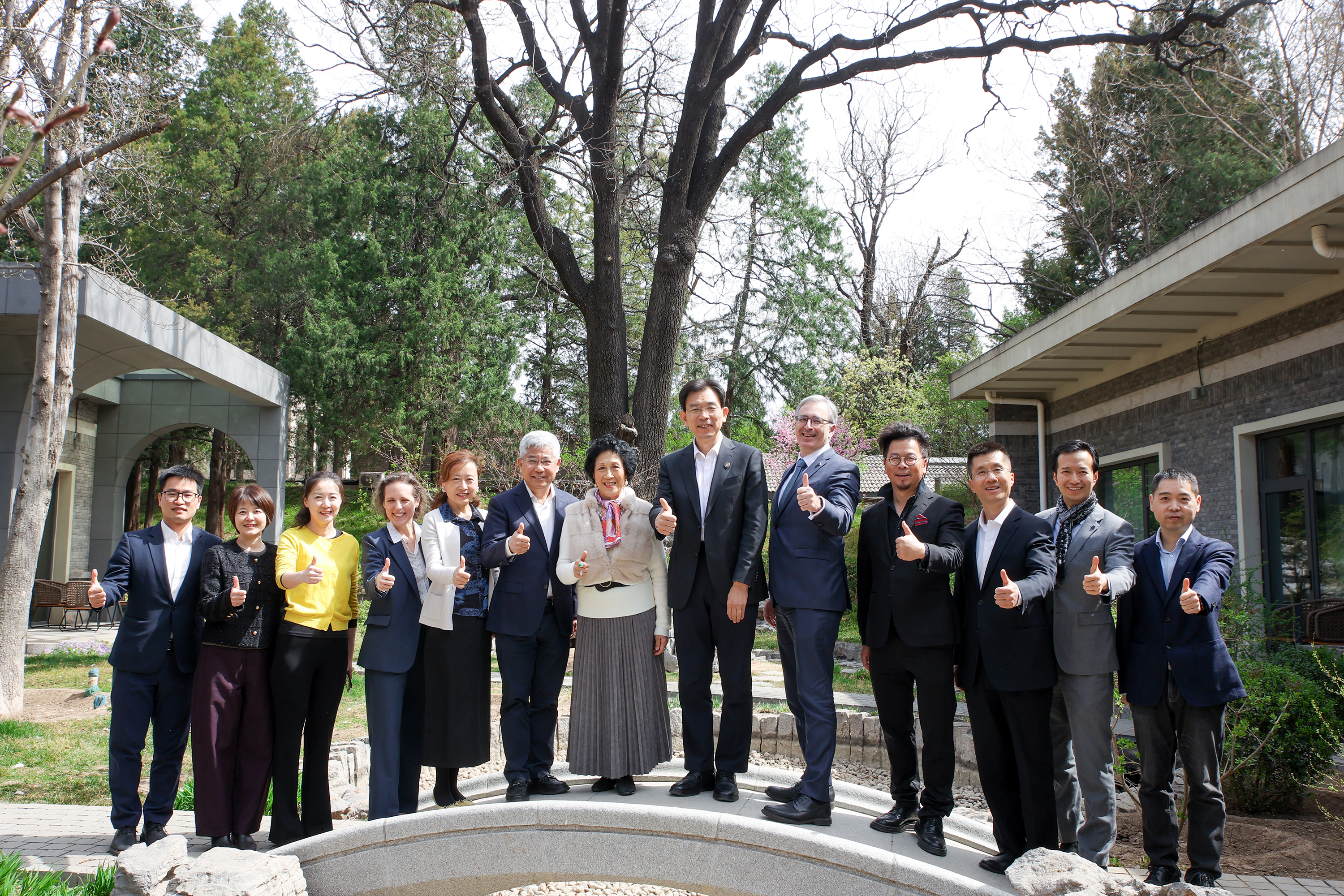 20250327-校长李路明会见伦敦商学院和iKwok基金会一行-司宏峰-大合影（1）.jpg