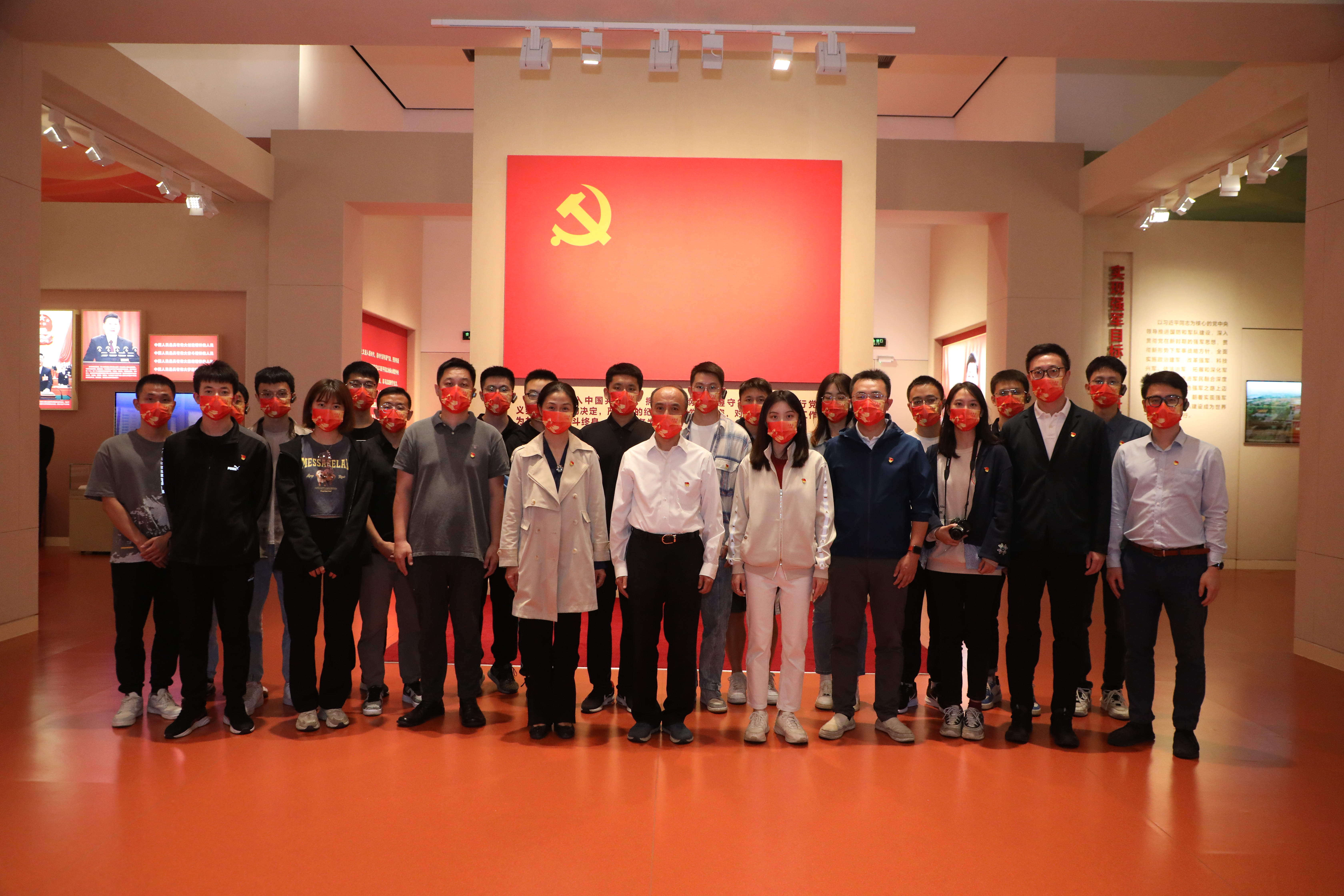 20221006-金沙集团3354cc师生国庆主题社会实践走进国家博物馆-卢科潮-师生们在党旗下合影.JPG
