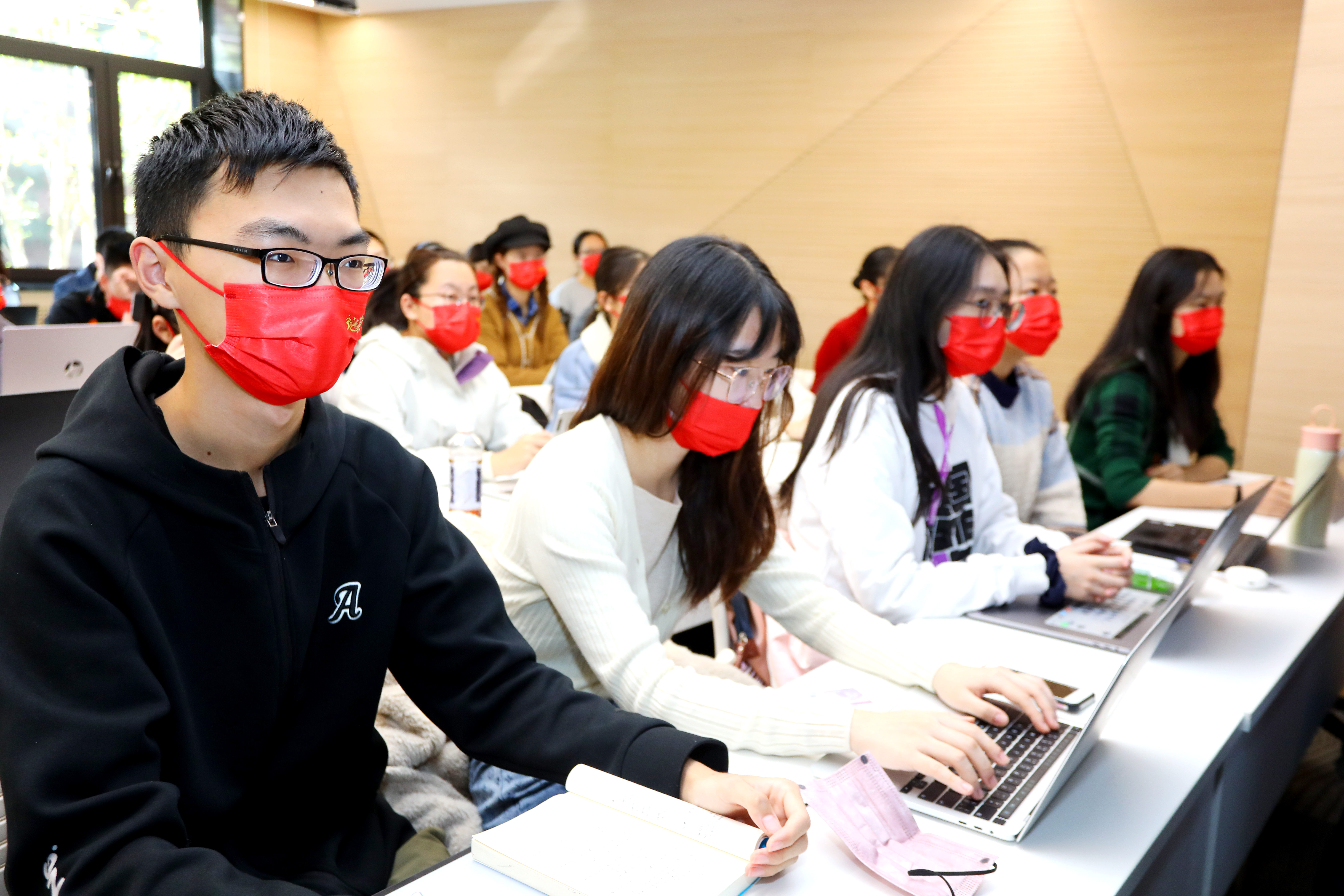 20221018-喜庆二十大,奋进新征程——金沙集团3354cc本科生党支部热切关注党的二十大开幕会-刘雪天-新雅书院各党支部集体观看党的二十大开幕会2.JPG