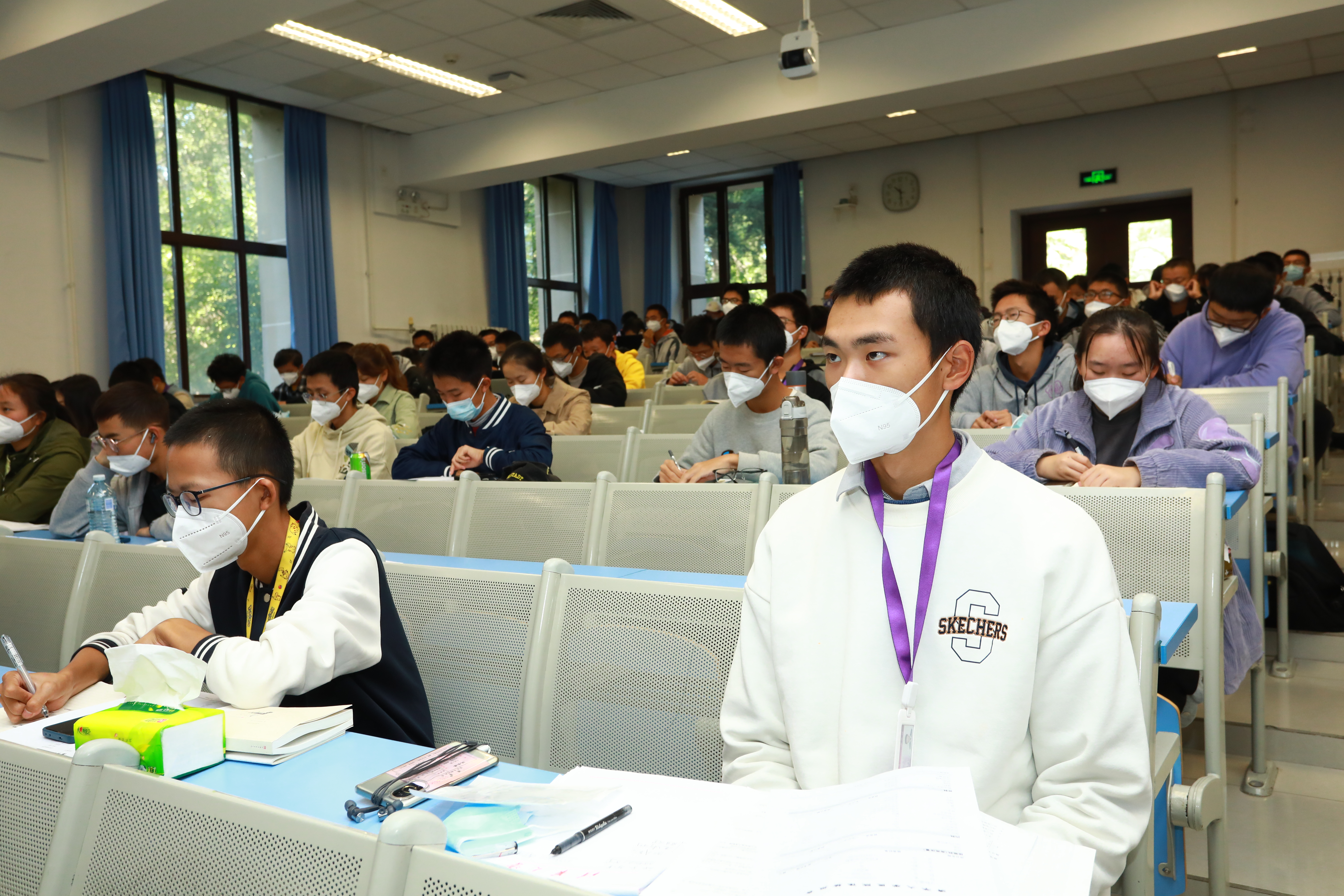 20221018-喜庆二十大,奋进新征程——金沙集团3354cc本科生党支部热切关注党的二十大开幕会-刘雪天-各院系本科生党支部观看党的二十大开幕会1.JPG