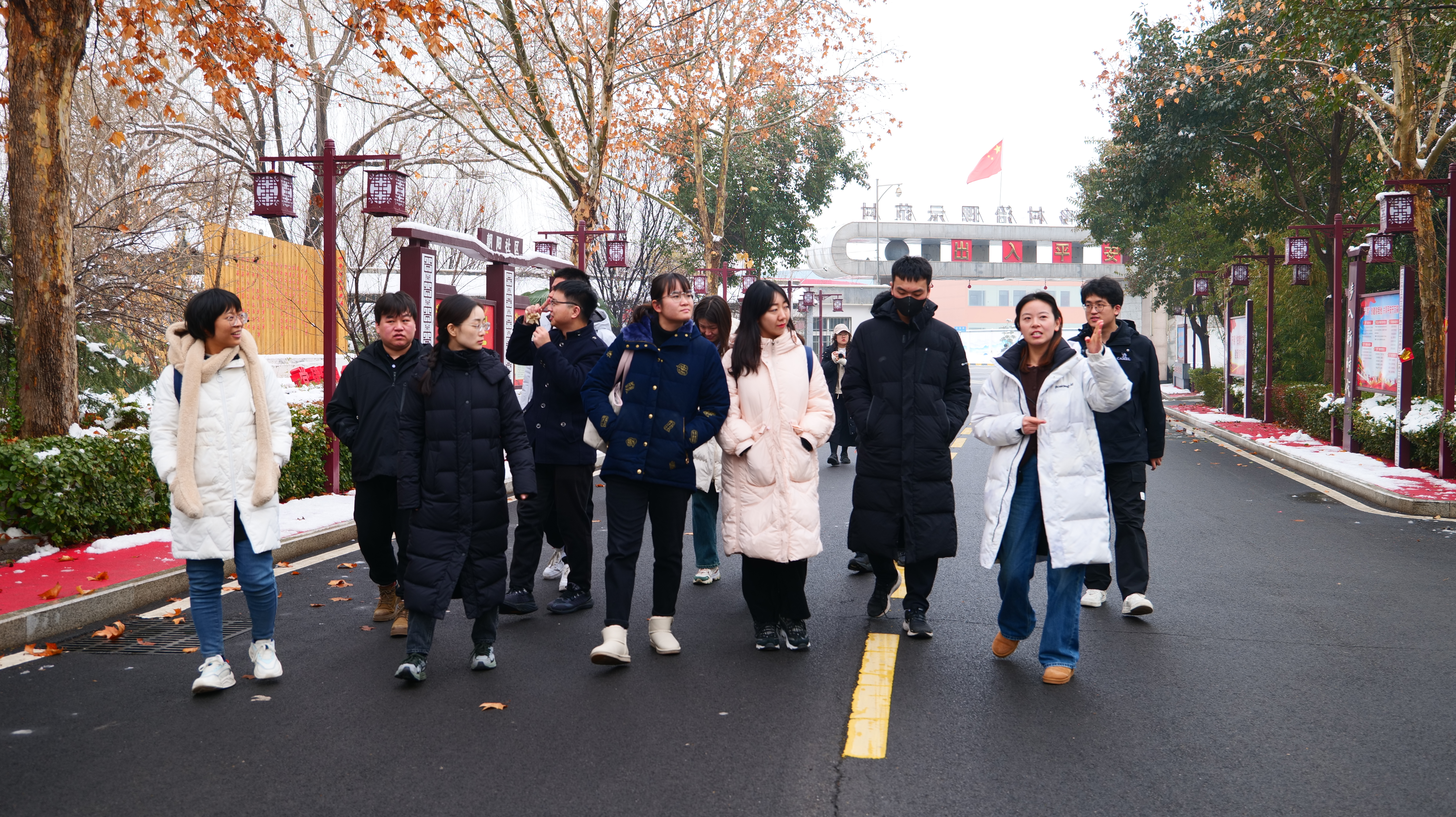 20240219-学思践悟挺膺行,青春建功新时代——2024年金沙集团3354cc研究生寒假社会实践纪实(一)-“豫见青年”实践支队-支队成员参观调研东大阳堤村.jpeg