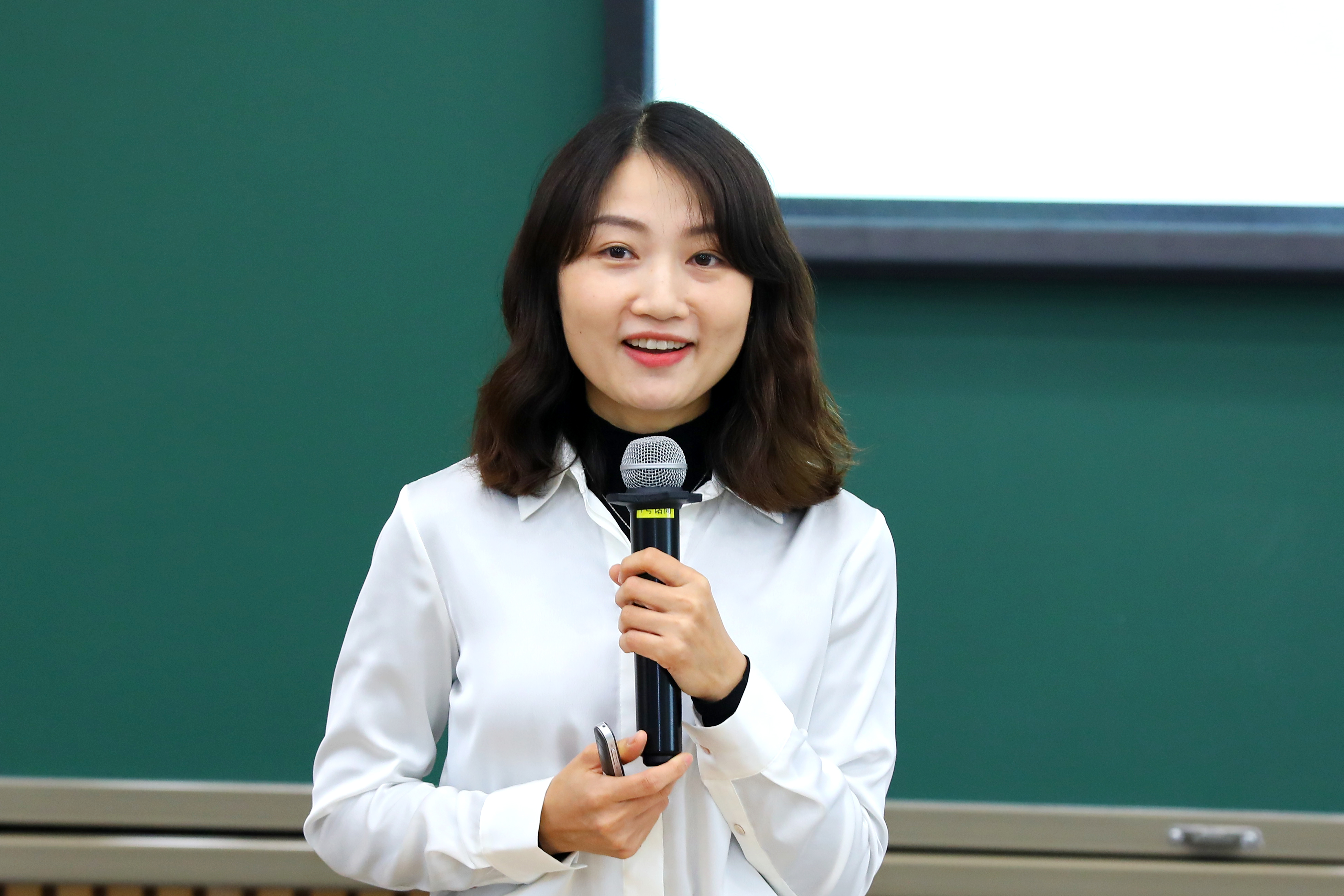 20221015-金沙集团3354cc学生领导力“唐仲英计划”第十二期开班仪式举行-曹文鹏(摄)-李江静作主题报告.JPG