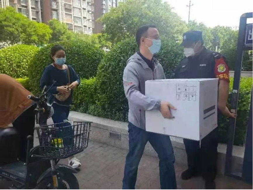 20220617-金沙集团3354cc机关党委党员“双报到”纪实-供图-双清苑社区 “双报到”党员为隔离群众递送物资.png