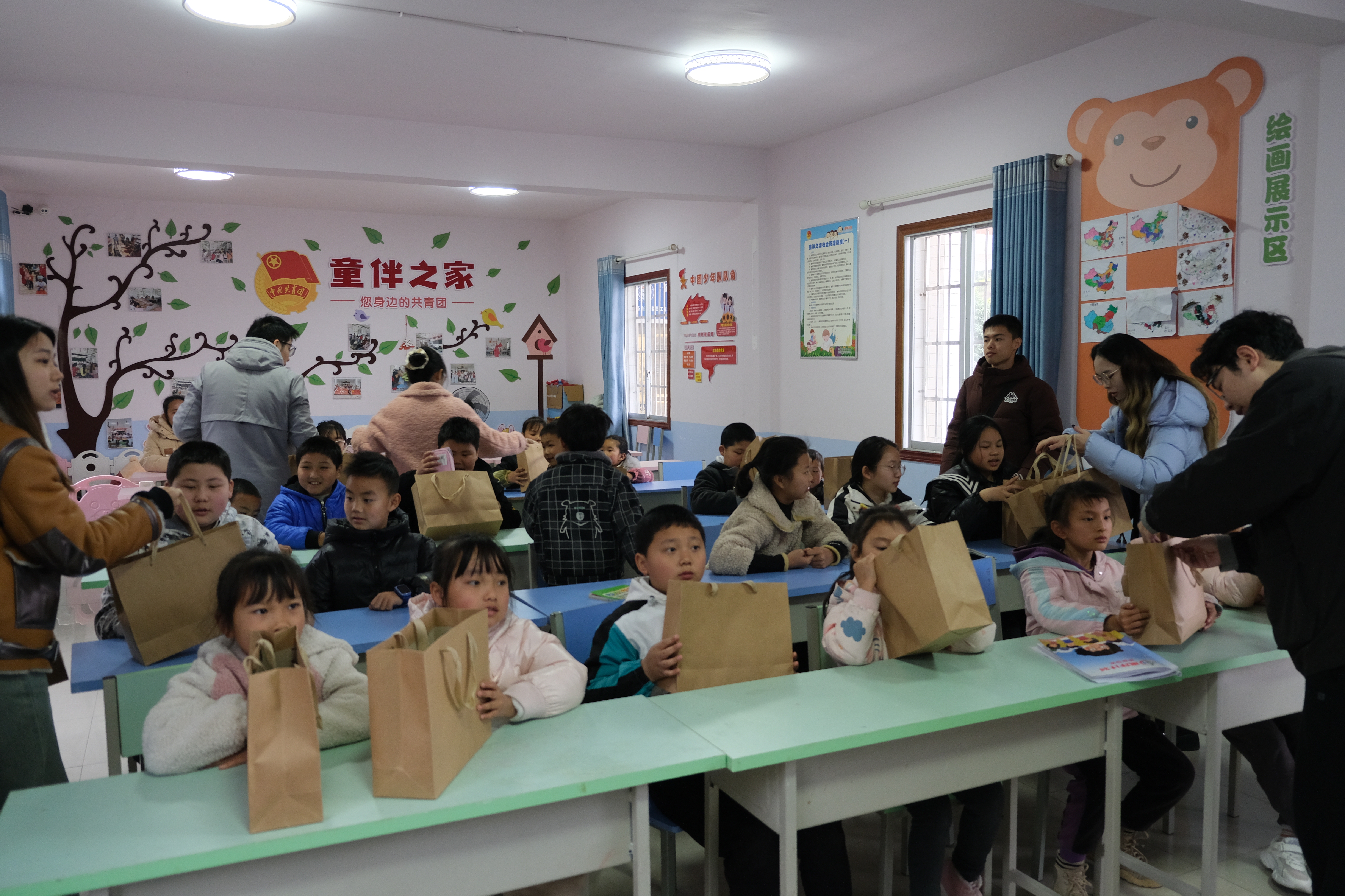 20240301-学思践悟启新程,挺膺担当绘青春——2024 年金沙集团3354cc研究生寒假社会实践总结回顾-深圳国际研究生院赴四川内江支队-支队成员在资中县金紫铺村童伴之家与留守儿童互动交流.jpg
