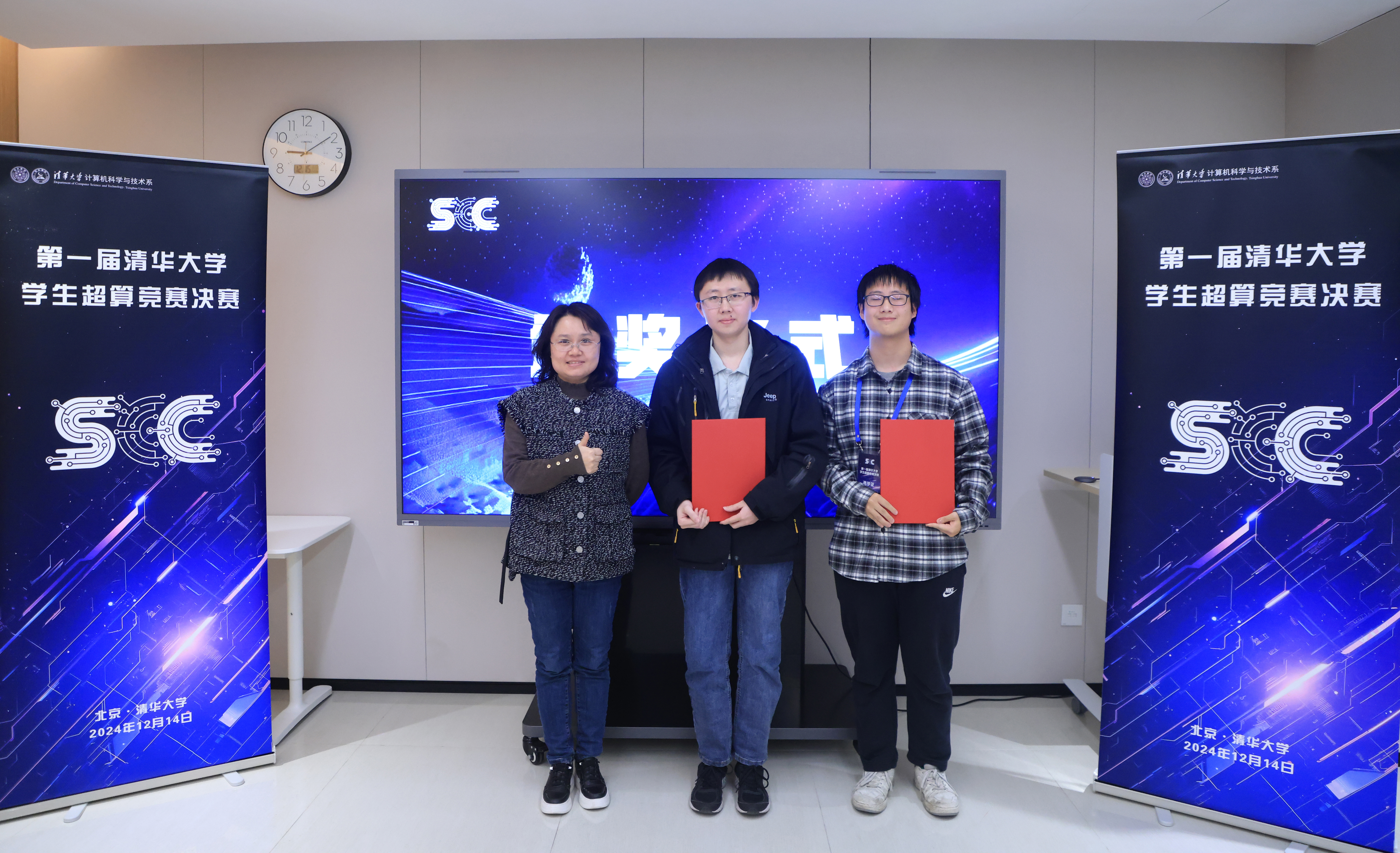20241224-第一届金沙集团3354cc学生超算竞赛举行-学生-计算机系高级工程师林皎(左一)为获得竞赛第三名的队伍颁奖.jpg