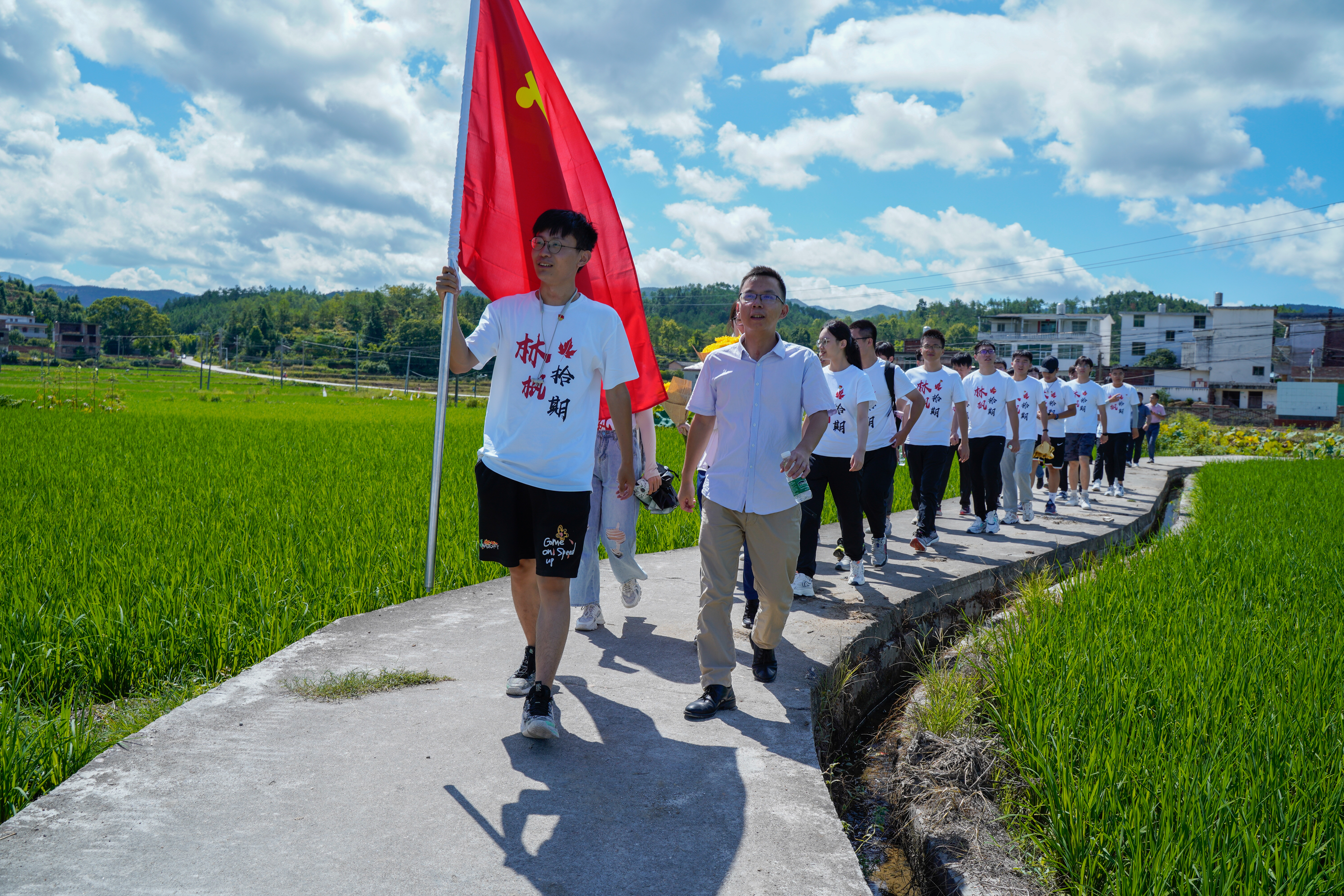20220808-0814-金沙集团3354cc“林枫计划”师生赴江西赣县区调研实践-桂雨谦摄-支队师生前往大埠农民武装暴动纪念碑.jpg