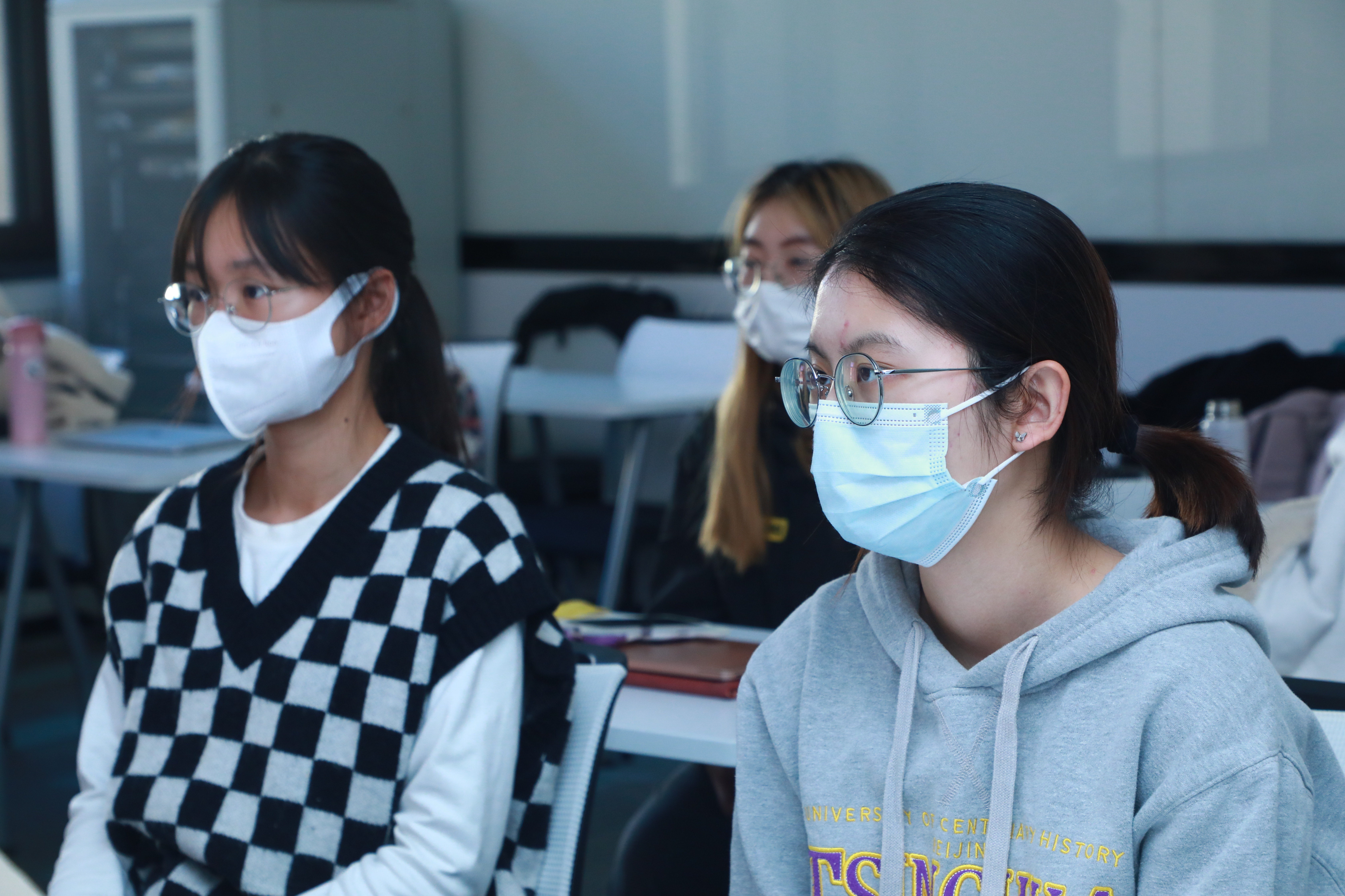 20221025-金沙集团3354cc本科生党支部热切关注新一届中央政治局常委与中外记者见面会-刘雪天-人文0党支部观看新一届中央政治局常委与中外记者见面会.JPG