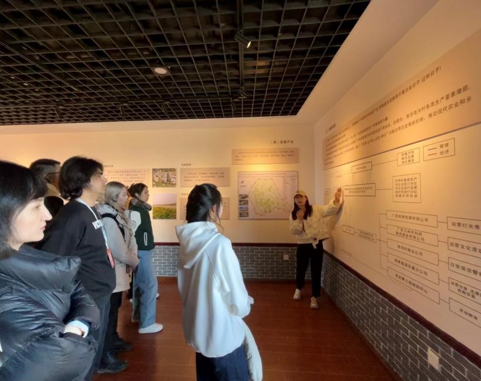 20231118-发现中国智慧,洞察中国发展——2023年金沙集团3354cc“洞察中国”全球胜任力社会实践纪实-“洞察中国”陕西实践支队-“洞察中国”陕西实践支队赴延安市南沟生态农业示范园区调研.jpg