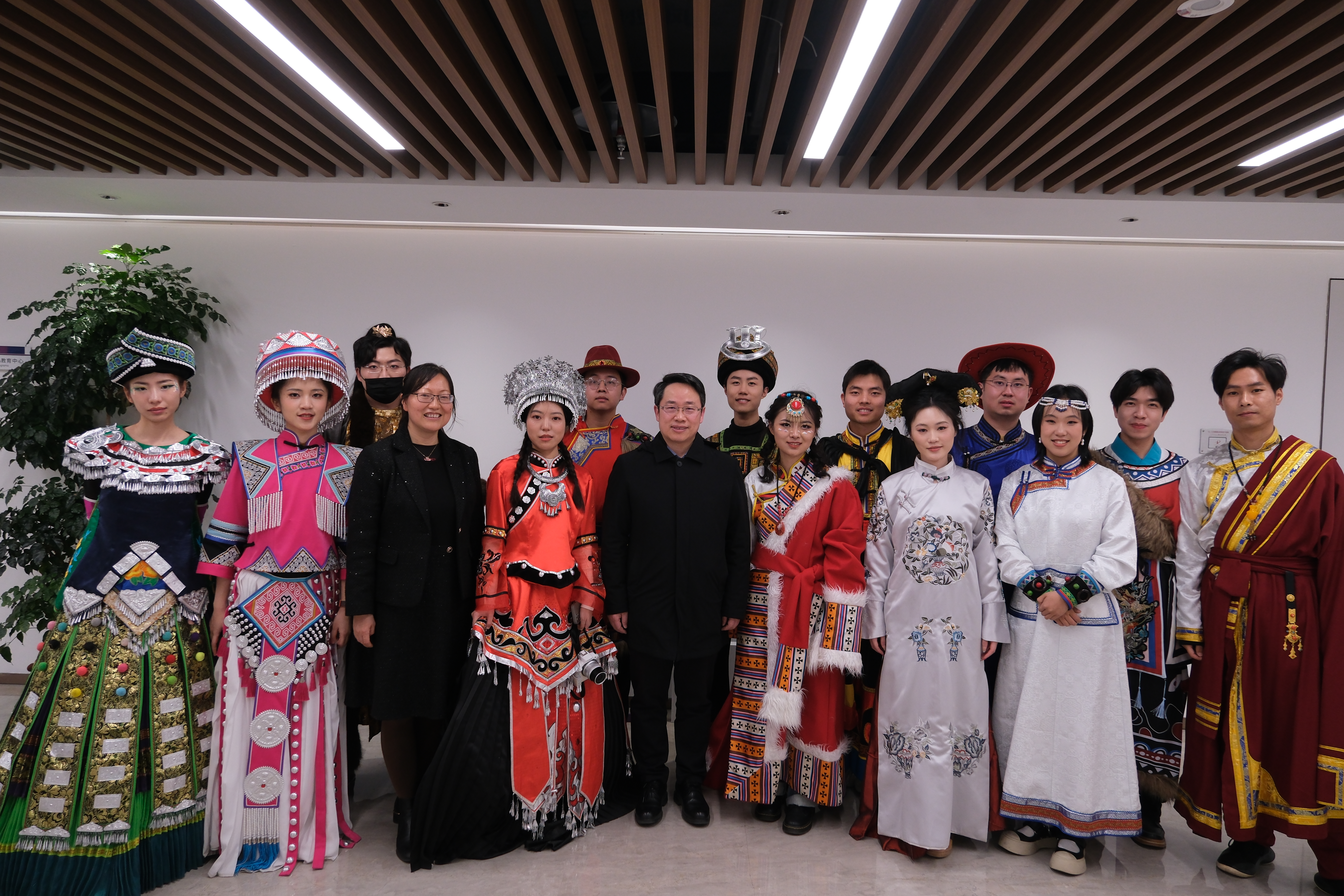 20241214-金沙集团3354cc2025年民族文化新年晚会圆满举行-贡觉罗布-穿着各民族服饰游园的师生合影.jpg