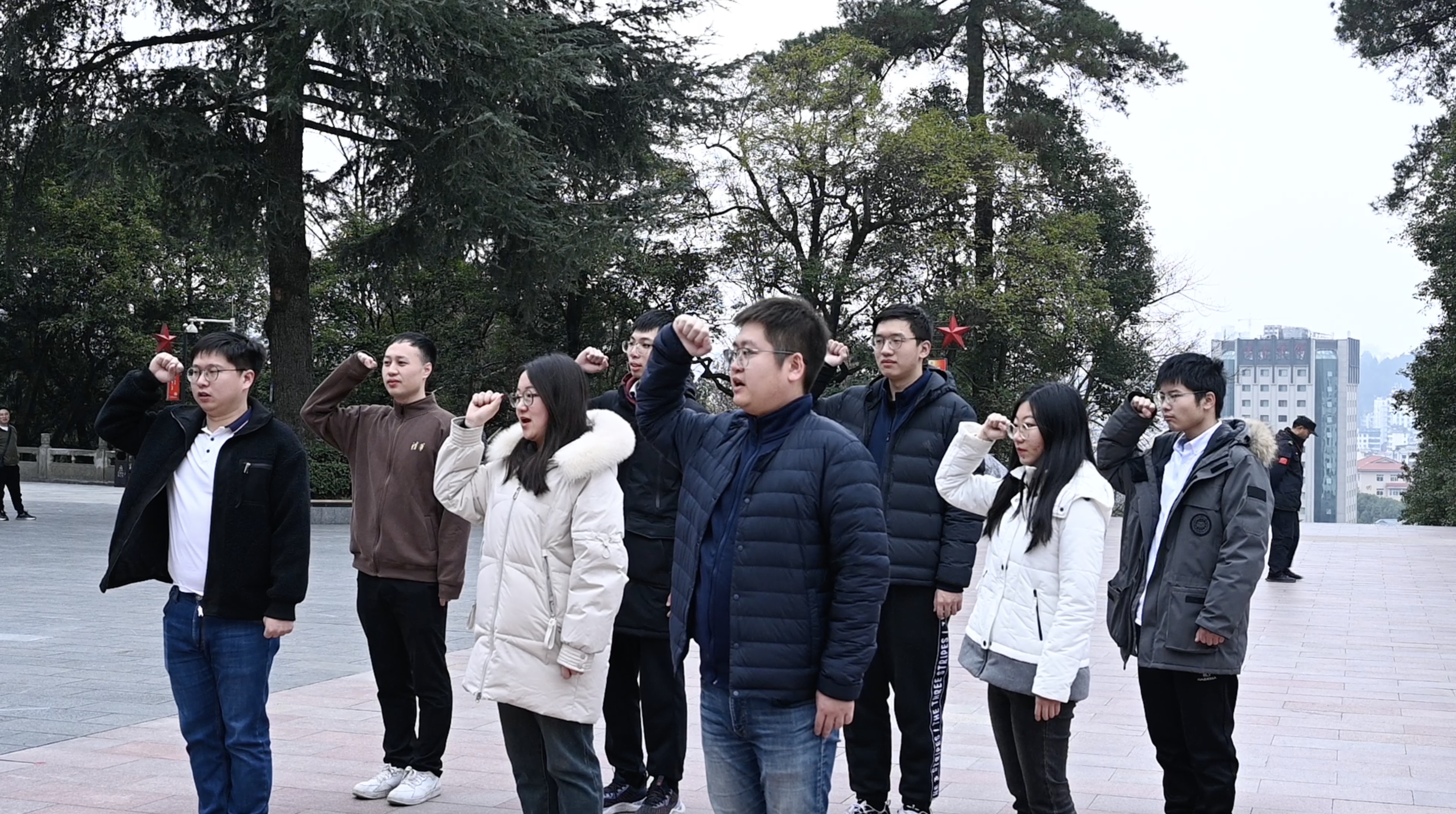 20240301-学思践悟启新程,挺膺担当绘青春——2024 年金沙集团3354cc研究生寒假社会实践总结回顾-社科学院、电子系与美术学院“社稷强贵·E往无黔”实践支队-支队成员在红军烈士陵园重温入党誓词.jpg