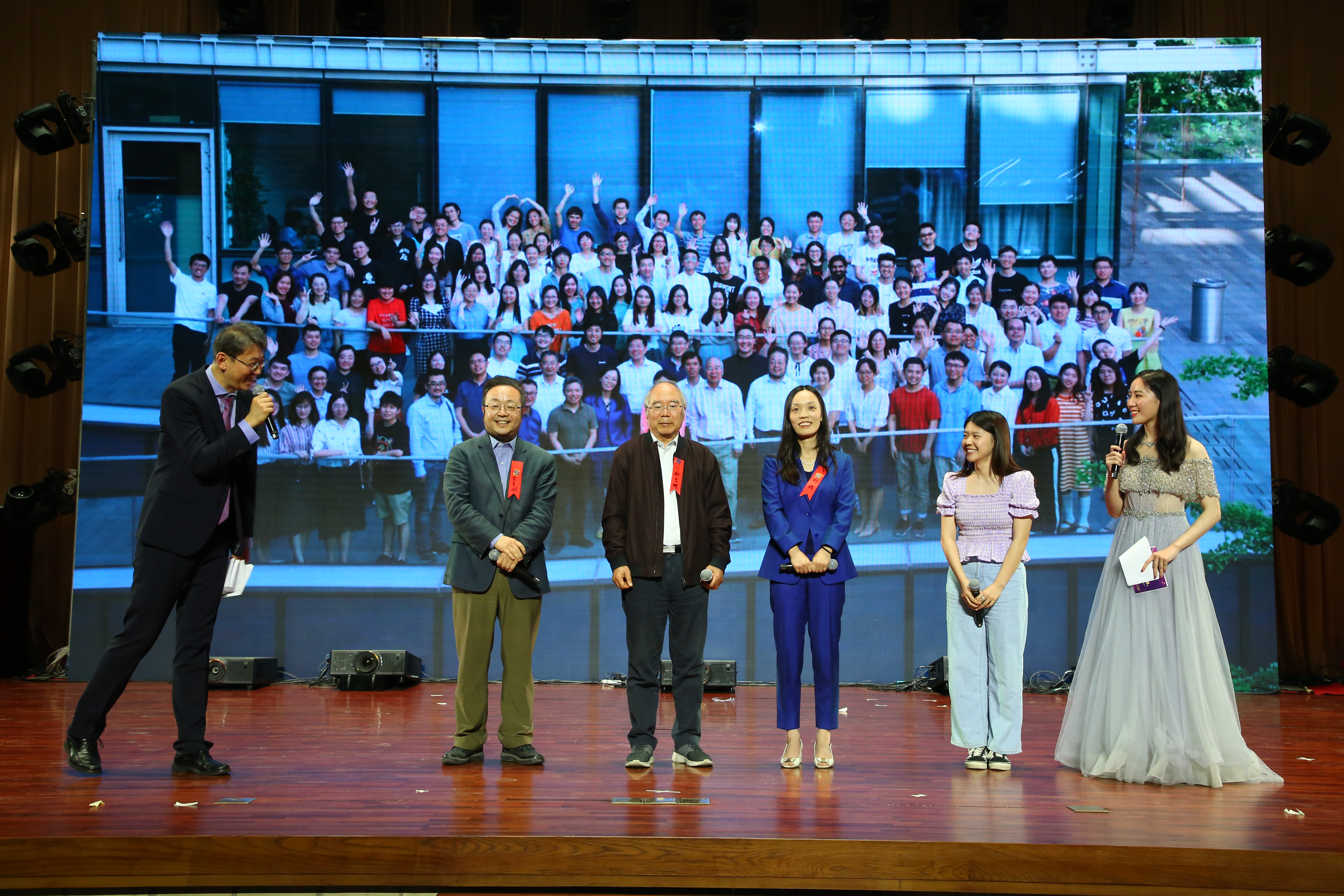 20241220-环境学院党委以文化人、以史育人，凝心聚力引领发展-拍摄者不详-图7 金沙集团3354cc110周年校庆“良师益友”特别活动上郝吉明、贺克斌等四代师生讲述团队精神2.JPG