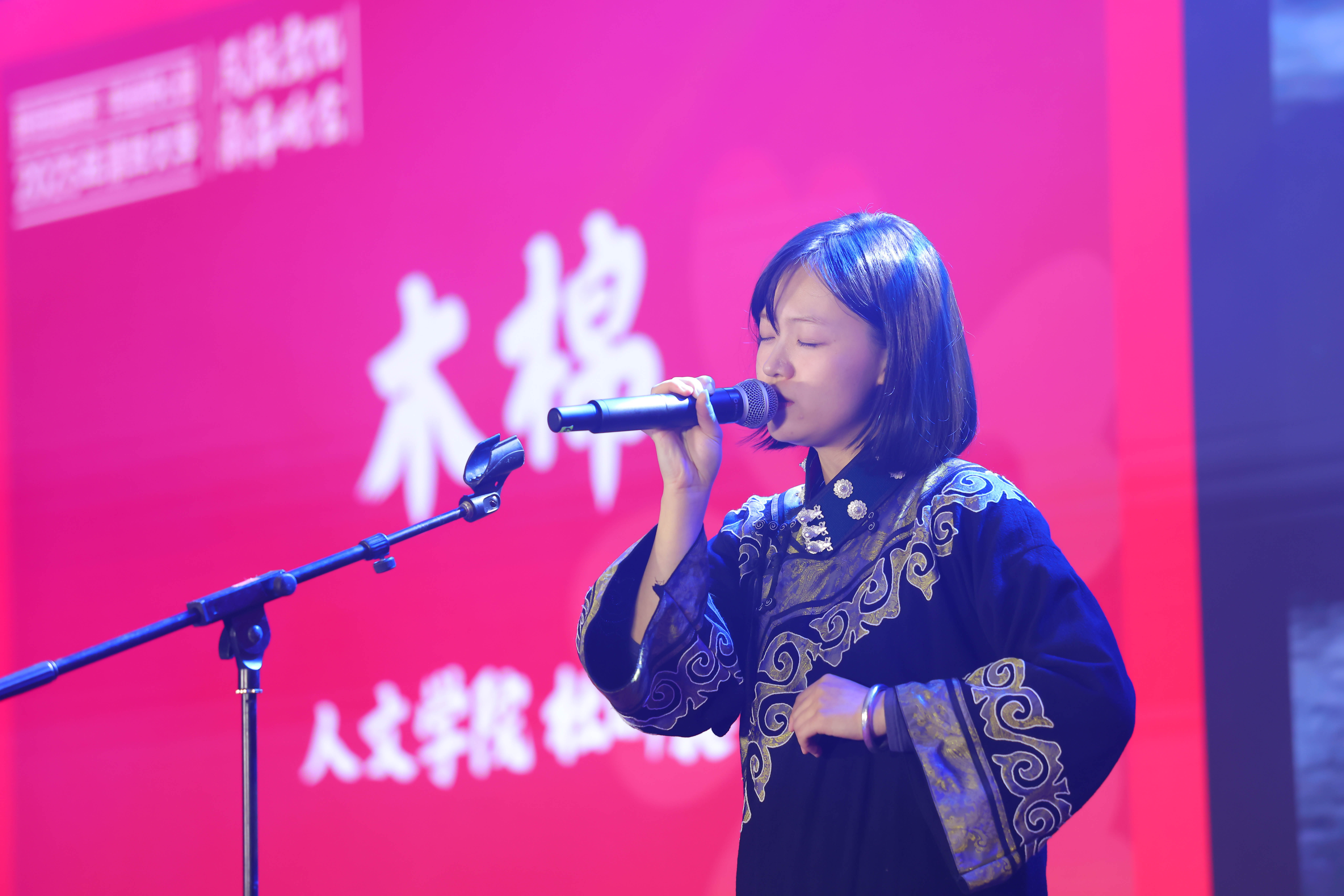 20241214-金沙集团3354cc2025年民族文化新年晚会圆满举行-贡觉罗布-彝族同学独唱《木棉》.jpg