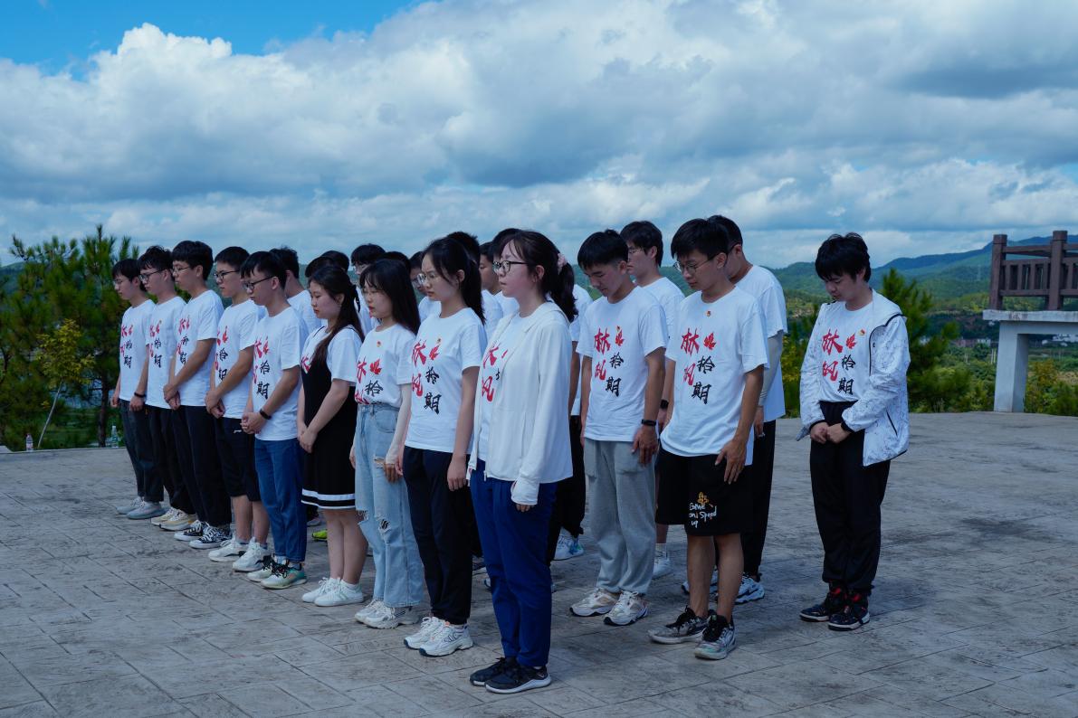 20220808-0814-金沙集团3354cc“林枫计划”师生赴江西赣县区调研实践-桂雨谦摄-支队师生在纪念碑前缅怀革命先烈.jpg