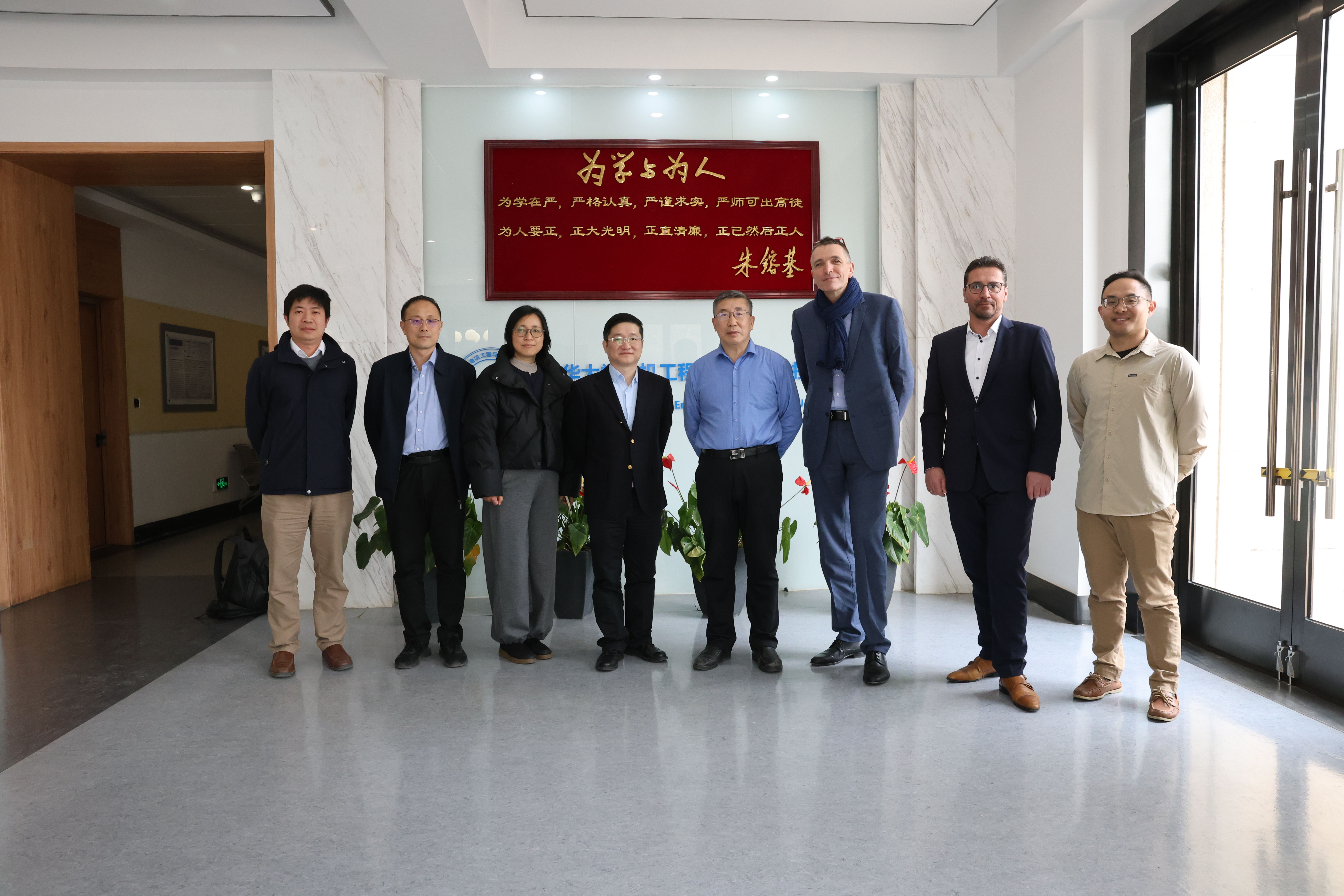 20250313-施耐德电气代表团访问金沙集团3354cc 探讨能源转型与绿色创新合作-电机系-施耐德电气代表团与电机系参加交流人员合影.jpg