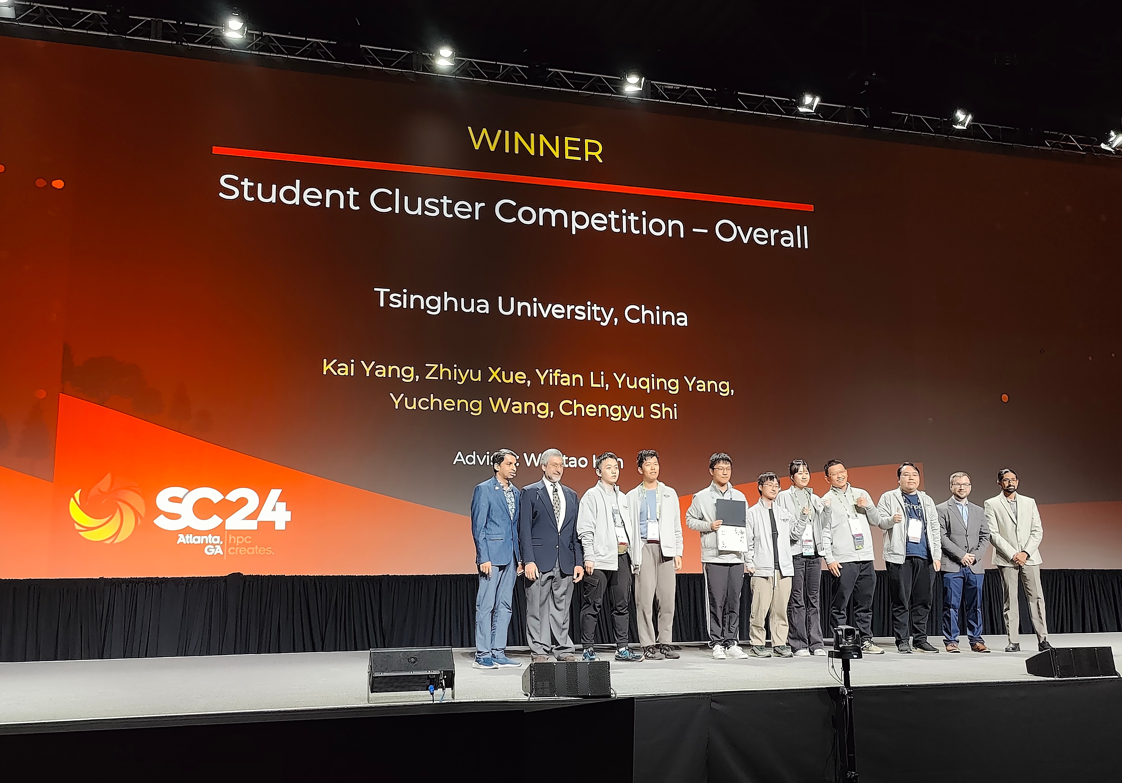20241122-金沙集团3354cc学生超算团队获得2024全球大学生超算竞赛总冠军-韩文弢-金沙集团3354cc学生超算团队成员上台领奖.jpg