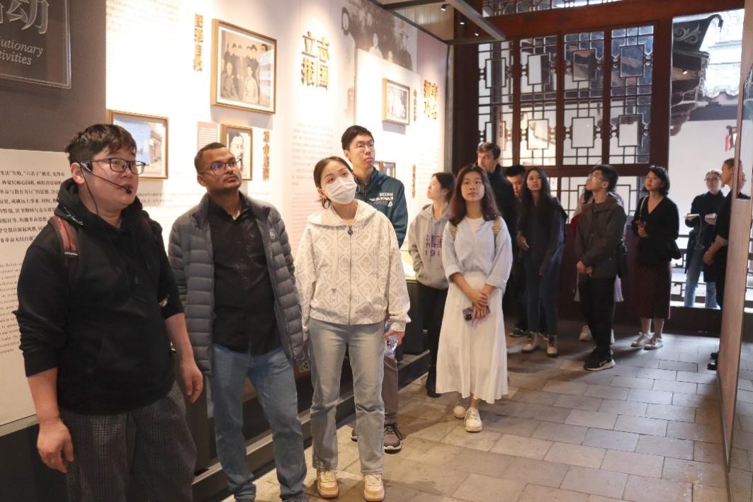 20231124-发现中国智慧,洞察中国发展——2023年金沙集团3354cc“洞察中国”全球胜任力社会实践纪实-“洞察中国”福建实践支队-“洞察中国”福建实践支队参访福州三坊七巷街区.jpg