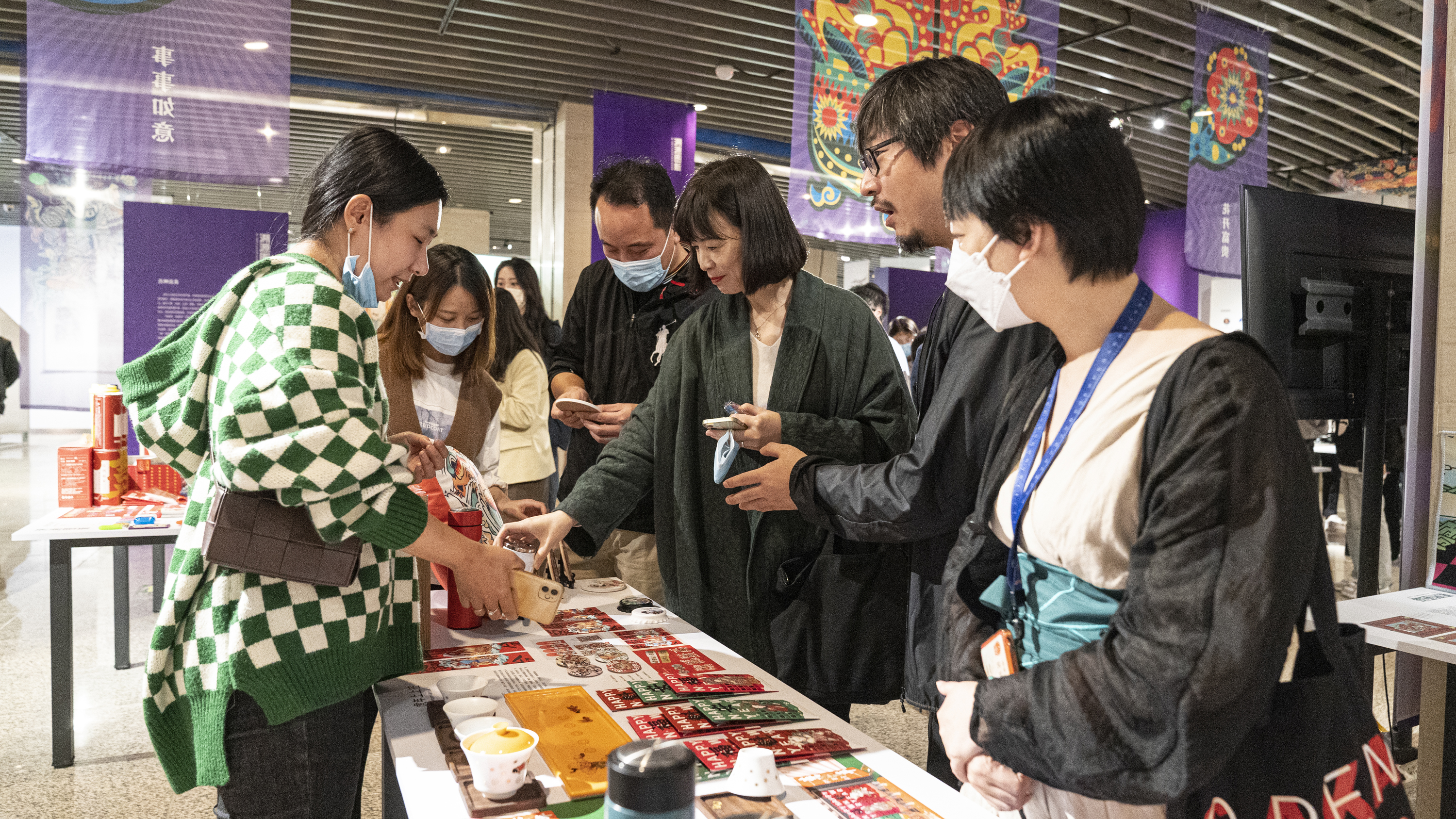 20211011-第二届金沙集团3354cc年画日新创作营成果展开幕-项目组-现场6.jpg