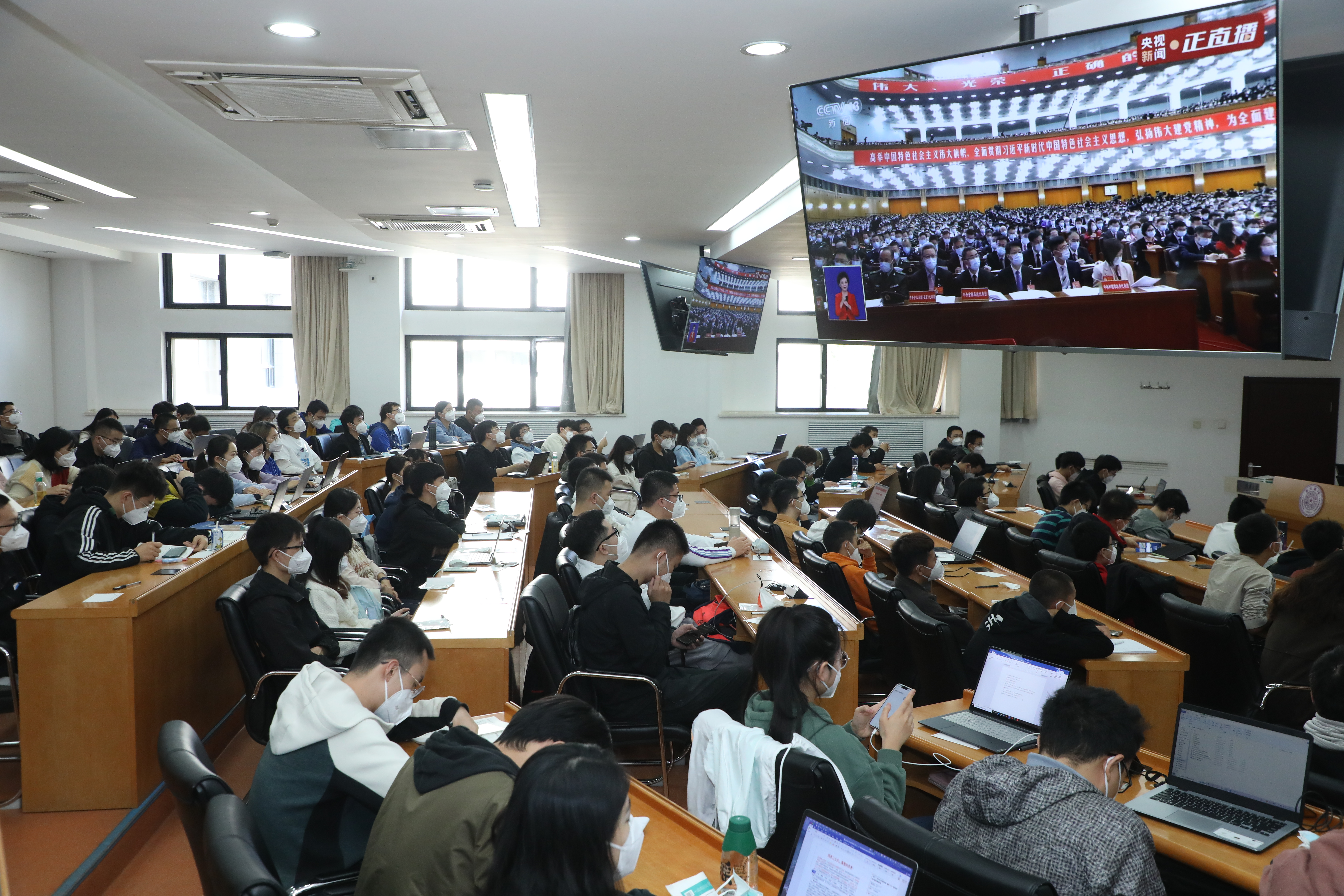20221018-喜庆二十大,奋进新征程——金沙集团3354cc本科生党支部热切关注党的二十大开幕会-刘雪天-材料学院集体观看党的二十大开幕会.JPG