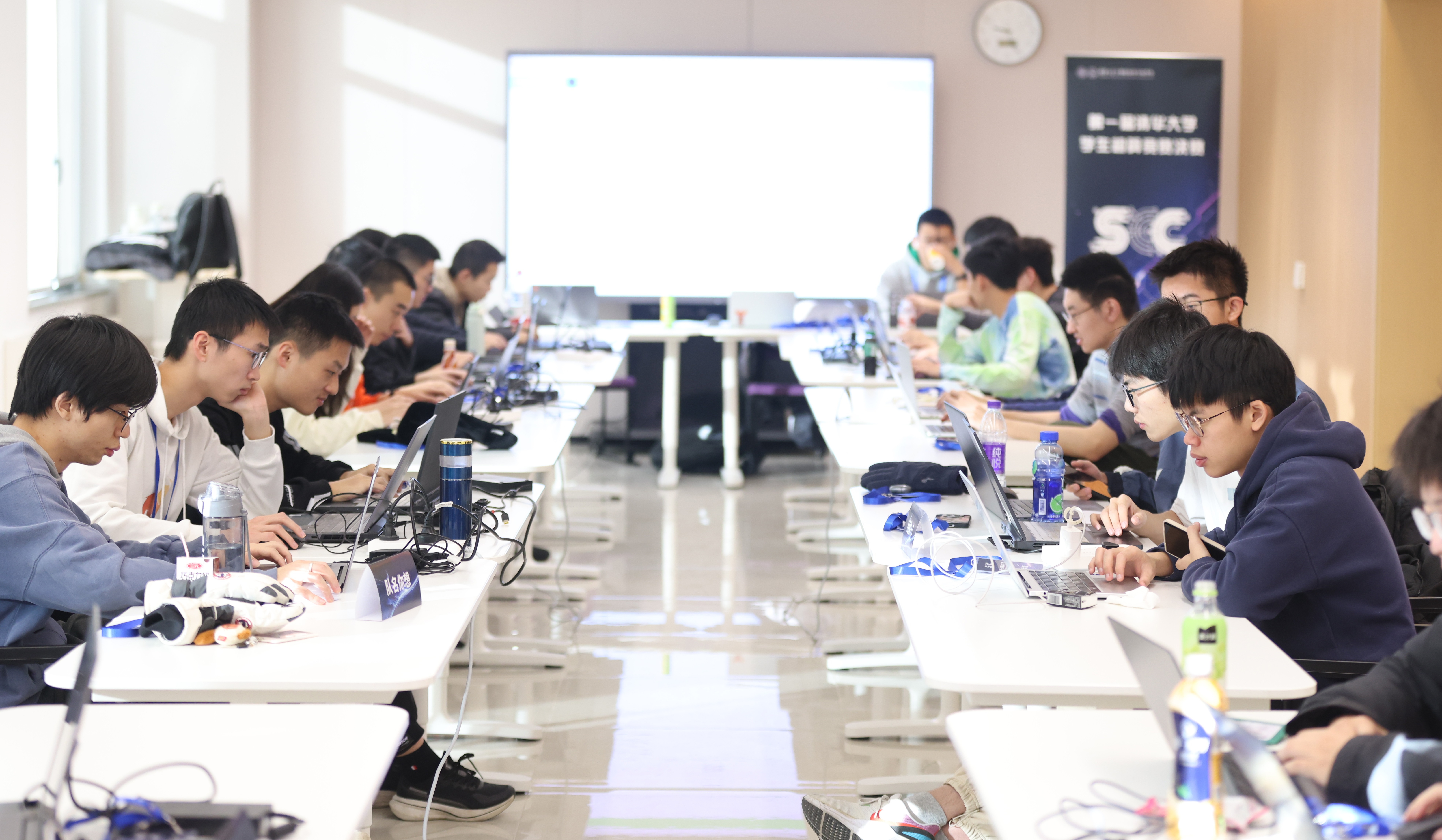 20241224-第一届金沙集团3354cc学生超算竞赛举行-学生-比赛现场.jpg