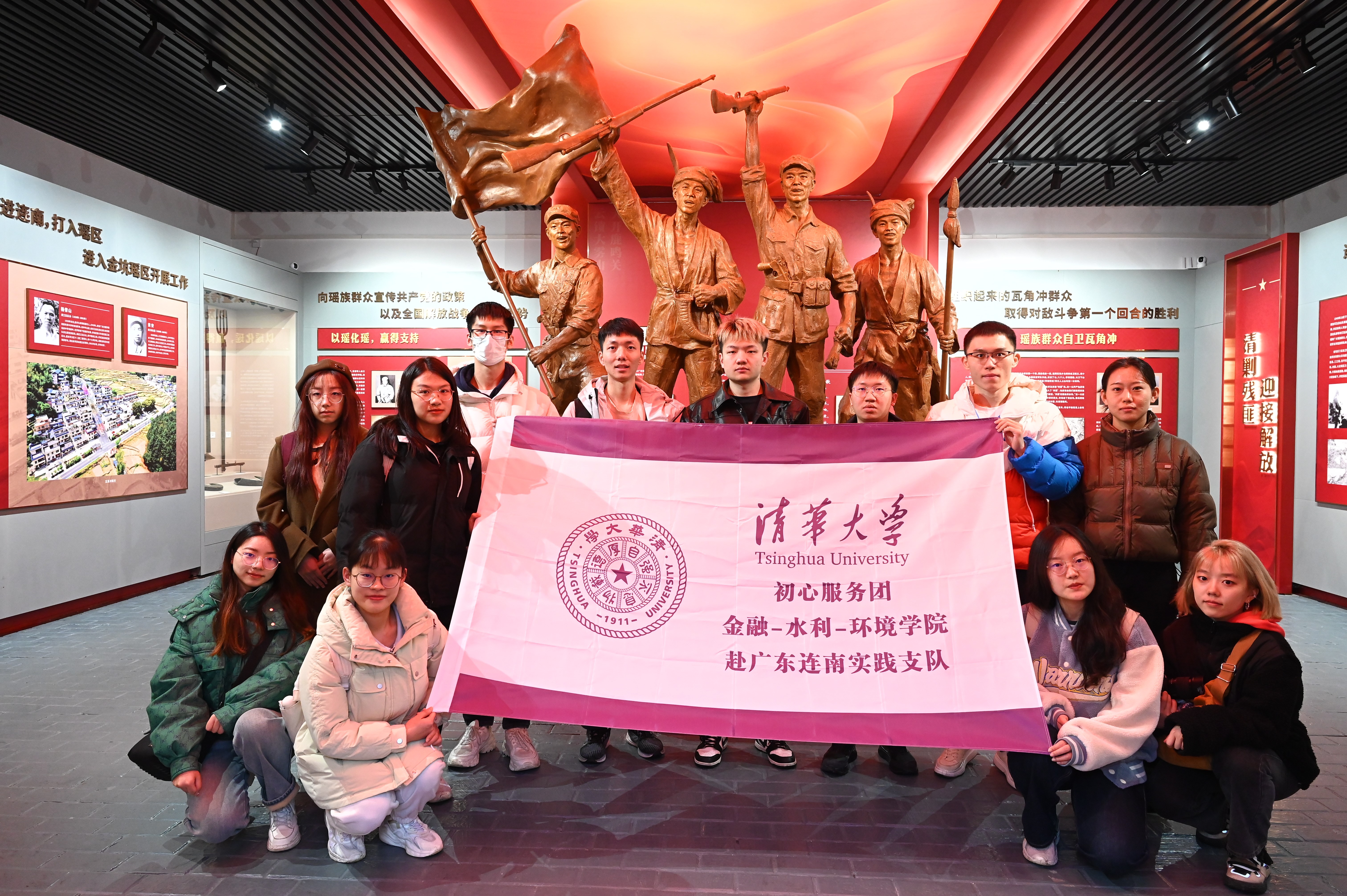 20240301-学思践悟启新程,挺膺担当绘青春——2024 年金沙集团3354cc研究生寒假社会实践总结回顾-“初心服务团”联合金融学院-水利系-环境学院赴广东连南实践支队-支队成员在红军烈士陵园重温入党誓词.jpg