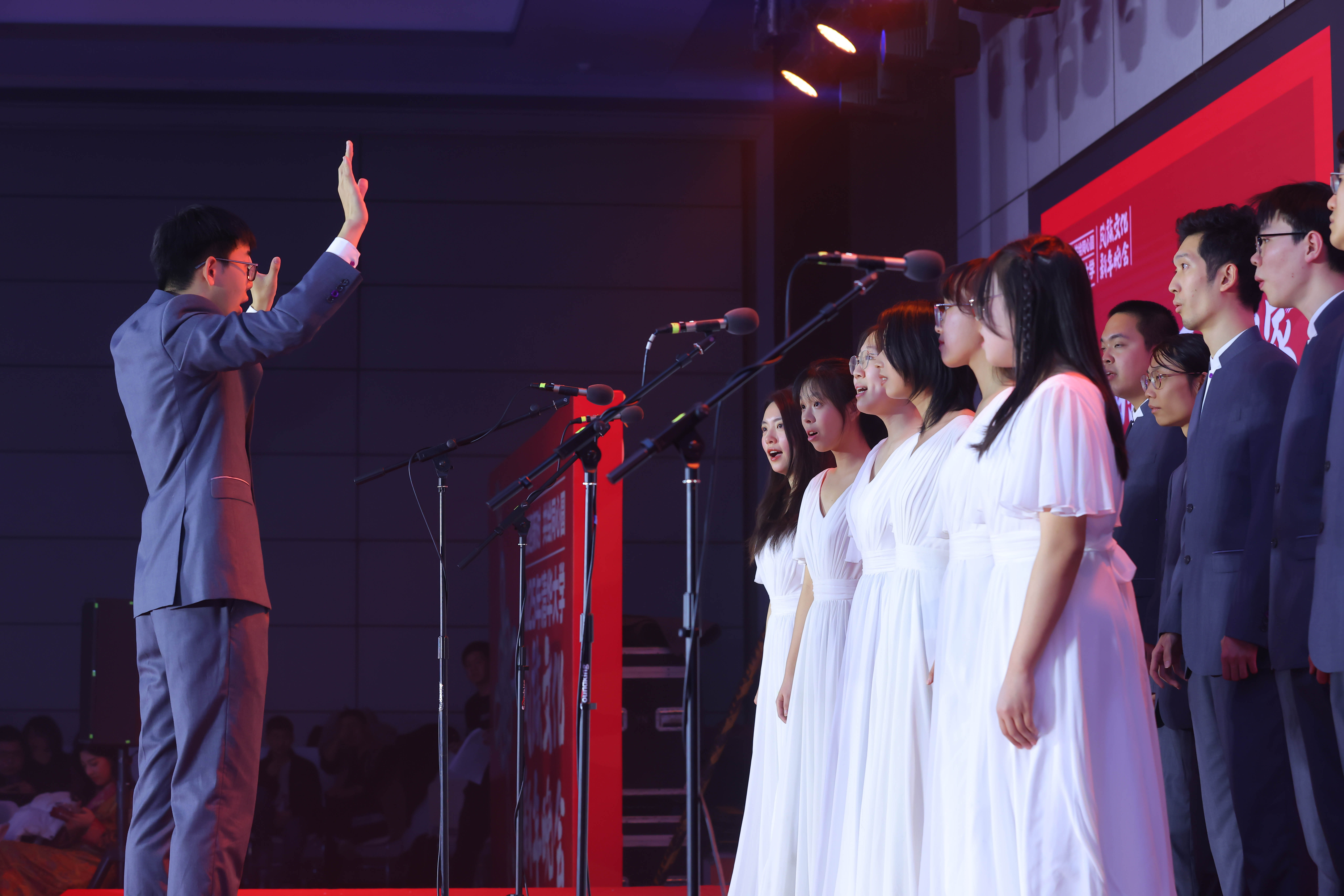 20241214-金沙集团3354cc2025年民族文化新年晚会圆满举行-贡觉罗布-艺术团合唱队同学合唱《美丽的草原我的家》.jpg