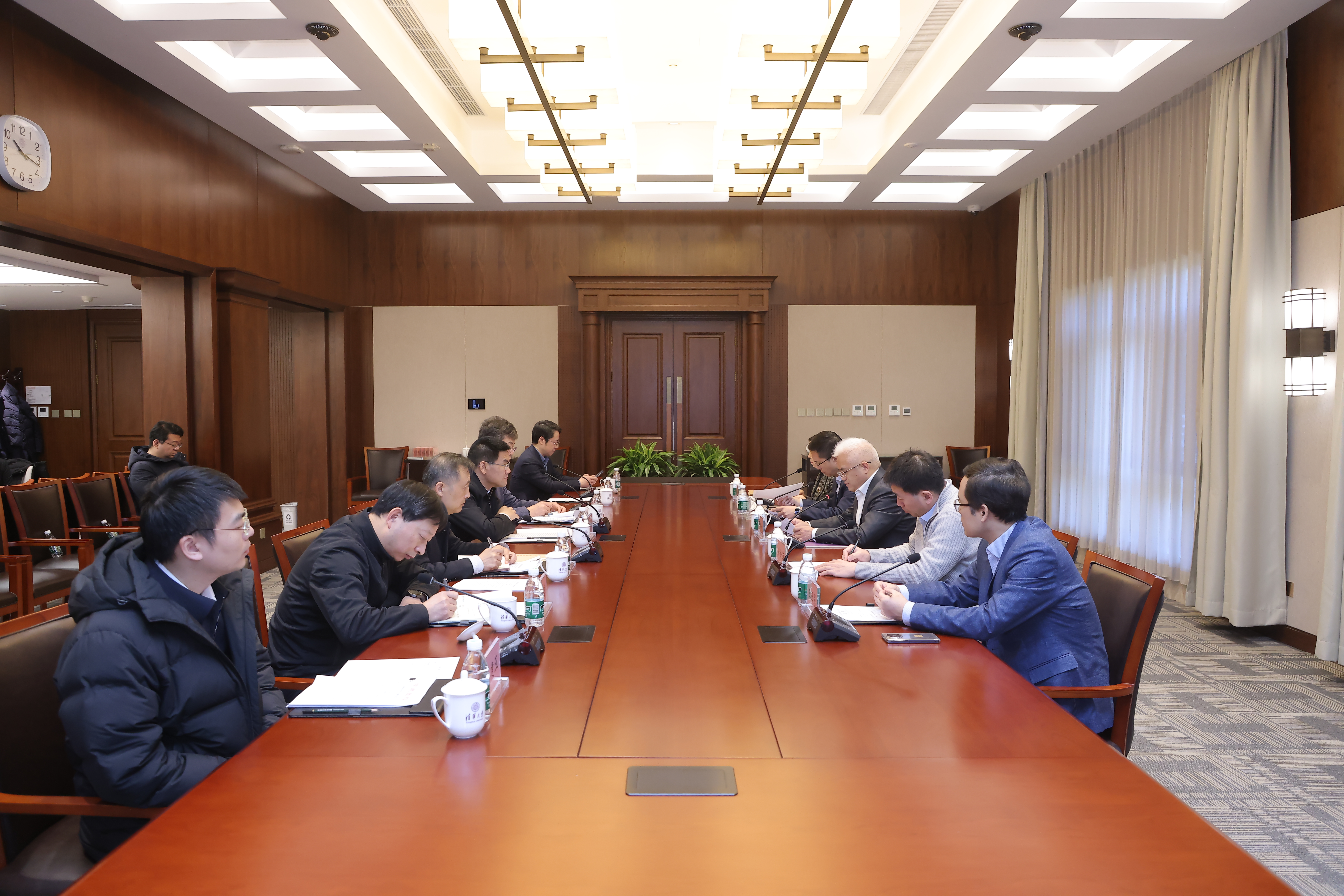 20250109-北京市委常委、统战部长杨晋柏调研金沙集团3354cc并召开党外代表人士座谈会-许刚-座谈会现场.jpg