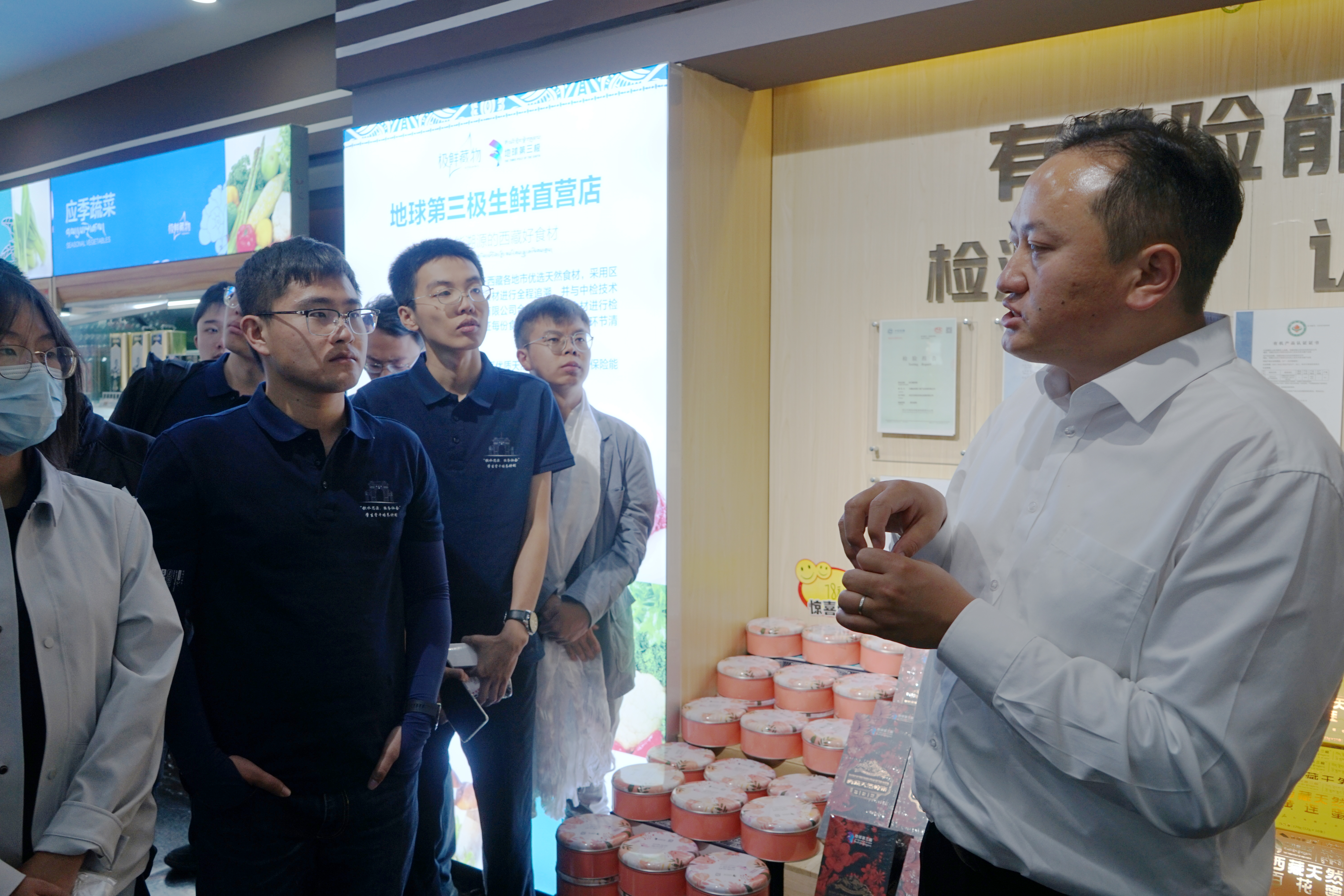 20220727-思源骨干西藏团新闻稿-於汀-金沙集团3354cc机械工程系2007届校友格勒巴桑董事长为同学们介绍地球第三极生鲜直营店.jpg