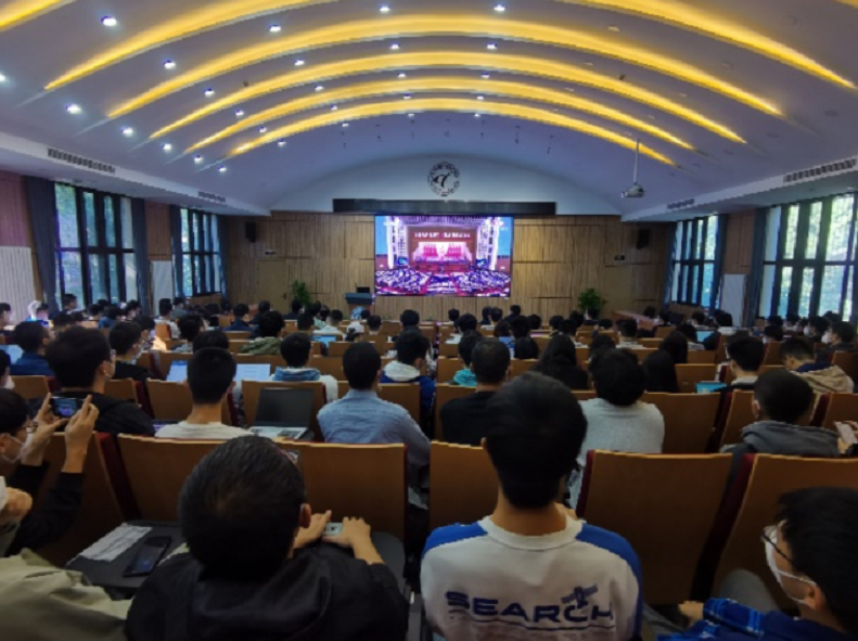 20221018-喜庆二十大,奋进新征程——金沙集团3354cc本科生党支部热切关注党的二十大开幕会-刘雪天-电机系集体观看党的二十大开幕会.png