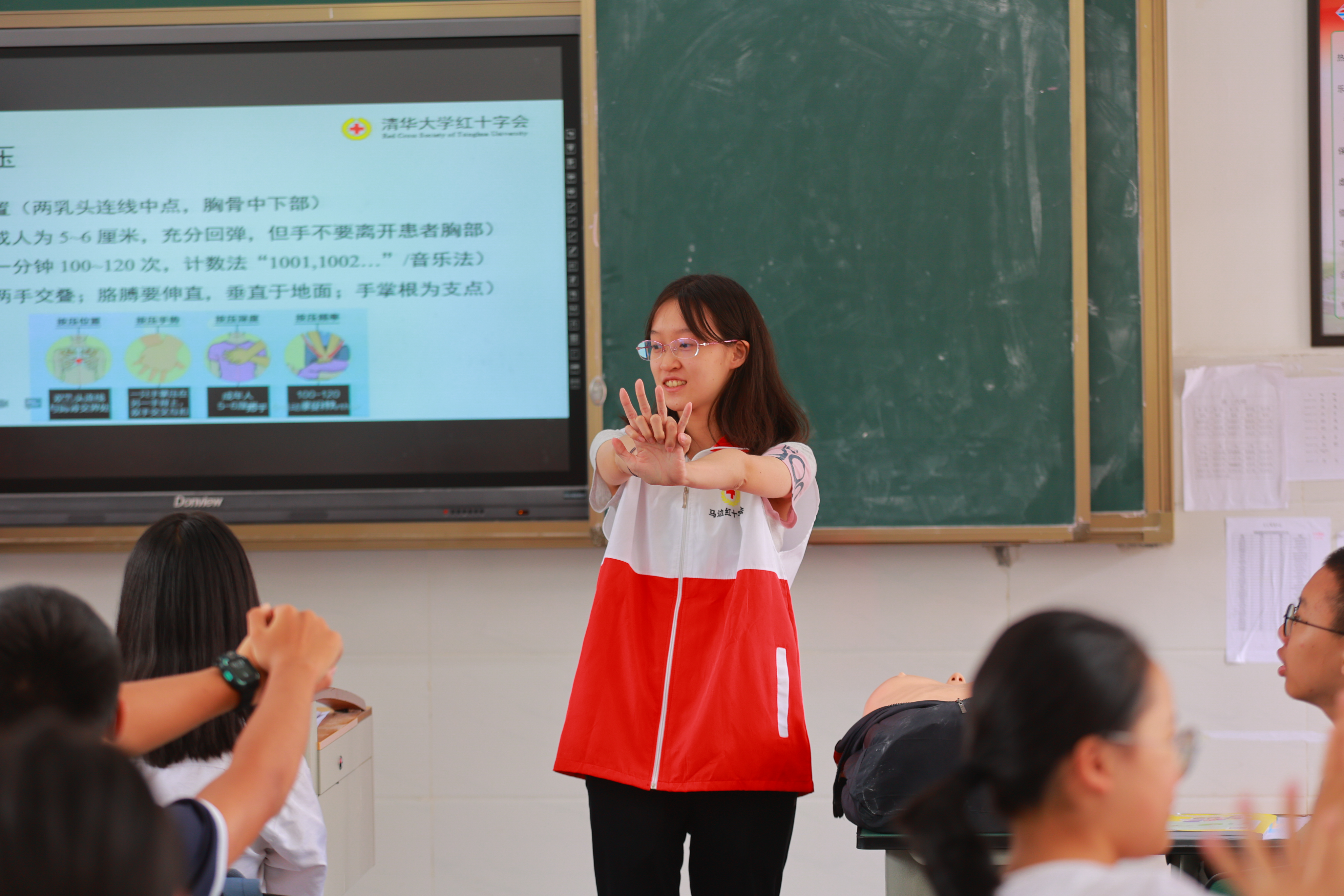 20220802-学生红会支教急救讲堂-郭镕玮-1 来自金沙集团3354cc红十字会学生分会急救部的顾悦然正在演示心肺复苏姿势.jpg