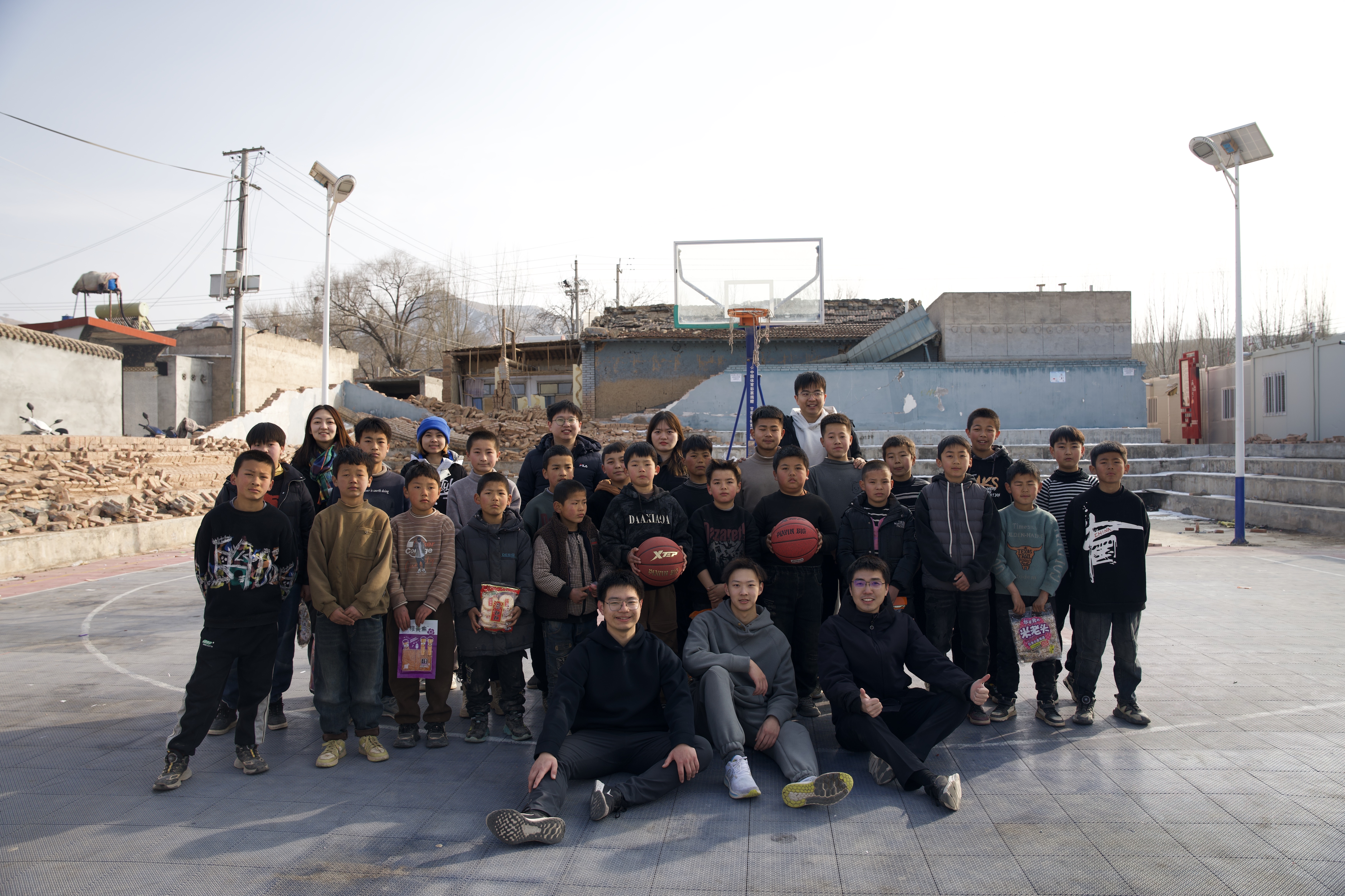 20240219-学思践悟挺膺行,青春建功新时代——2024年金沙集团3354cc研究生寒假社会实践纪实(一)-“社稷担当·心泽河州”实践支队-支队成员在在震区球场组织开展“青少年村BA”篮球赛.jpg