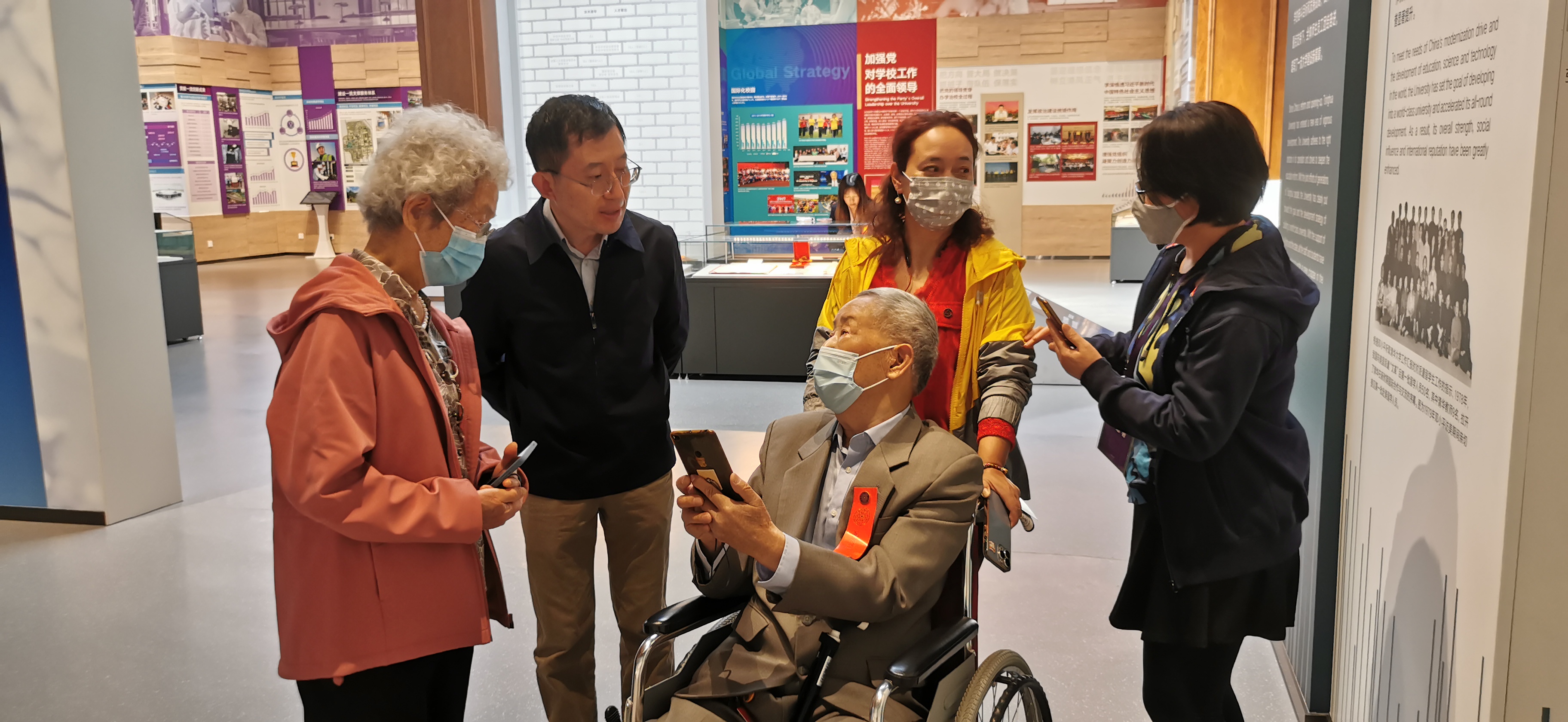20220424-金沙集团3354cc110周年校庆参观校史展-薜建团-戴上红条,坐着轮椅“回家”看展.jpg