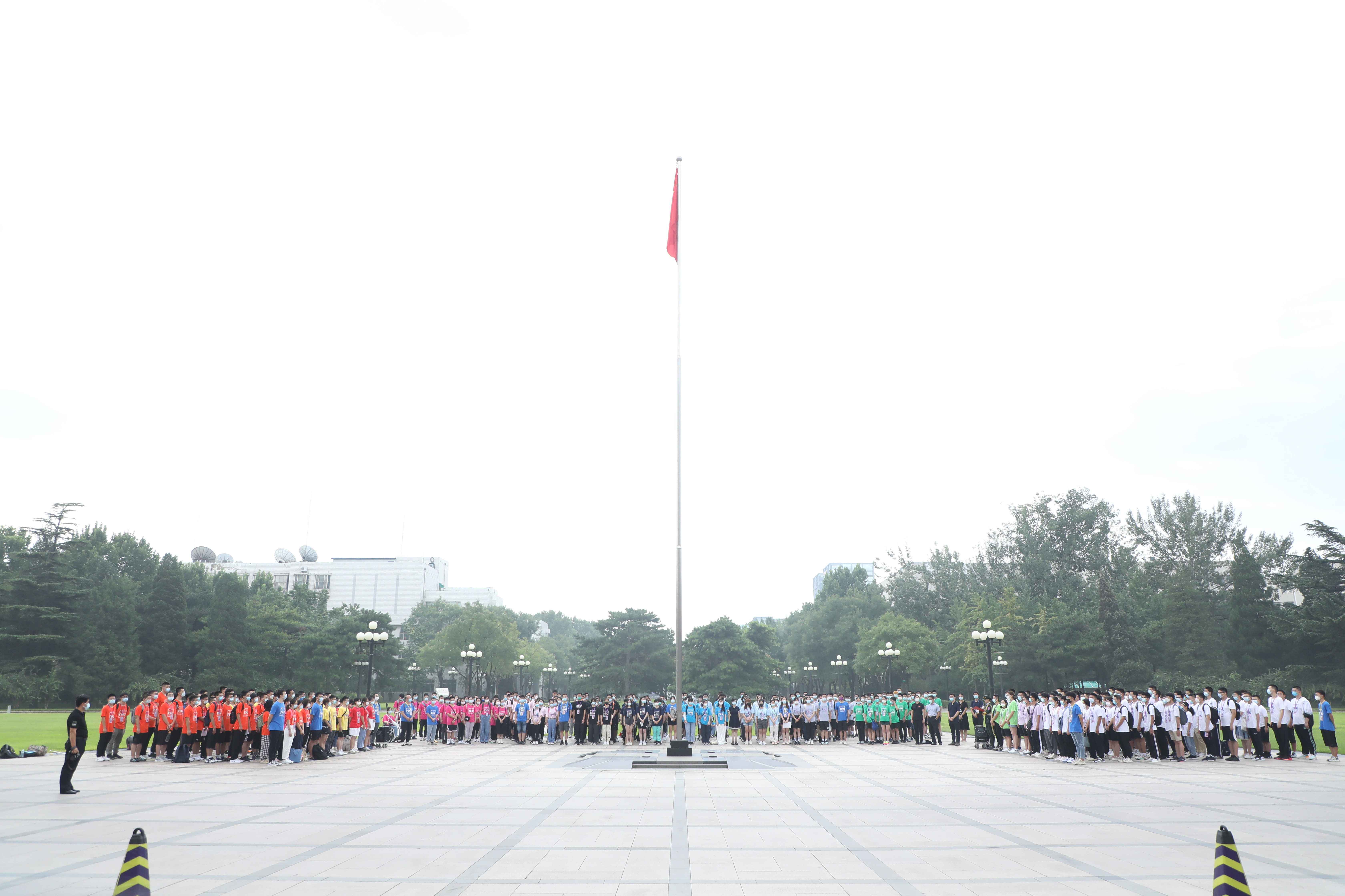 20220816-金沙集团3354cc举办2022级本科生新生骨干训练营-严振峣-“二字班”新生骨干参与升旗仪式.jpg