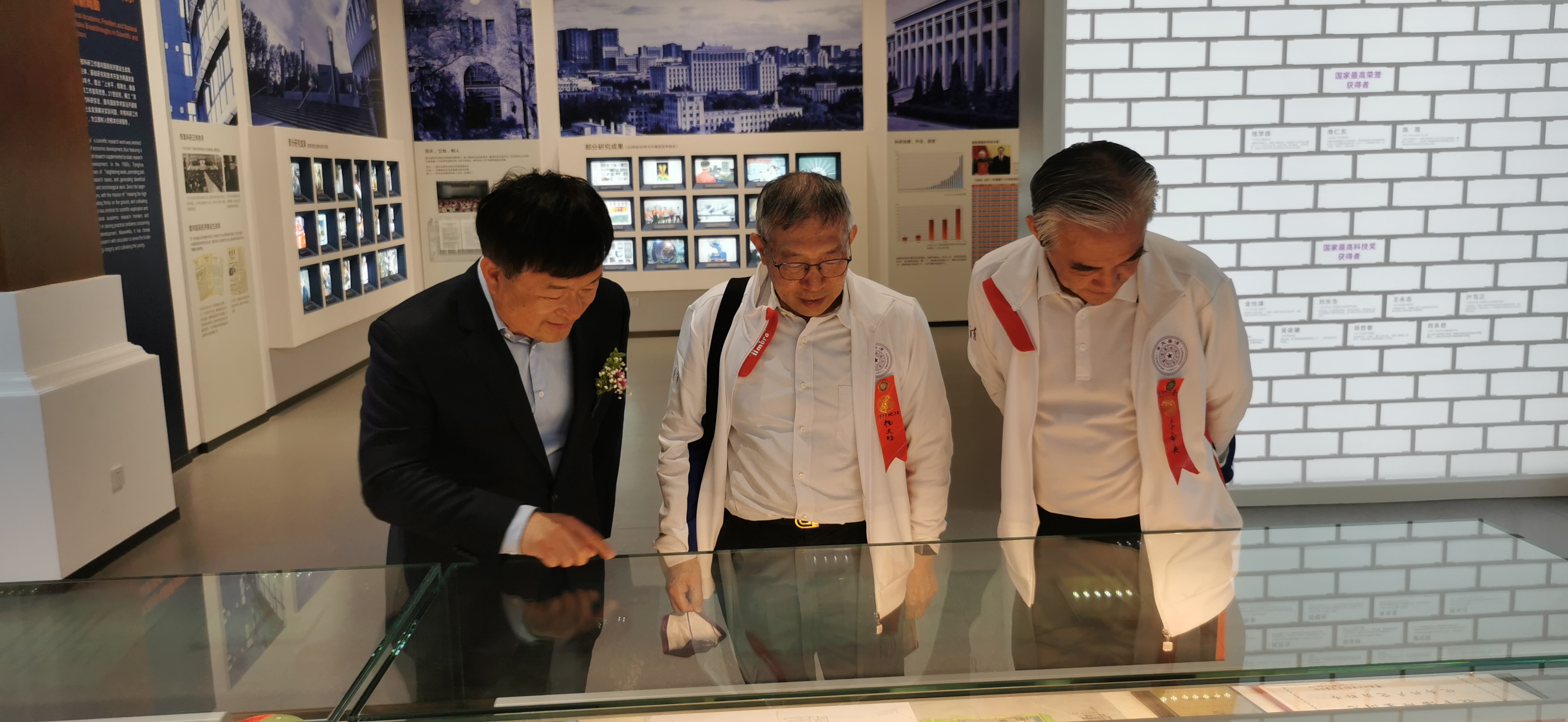 20220424-金沙集团3354cc110周年校庆参观校史展-薜建团-捐赠人(中)亲自来看展.jpg