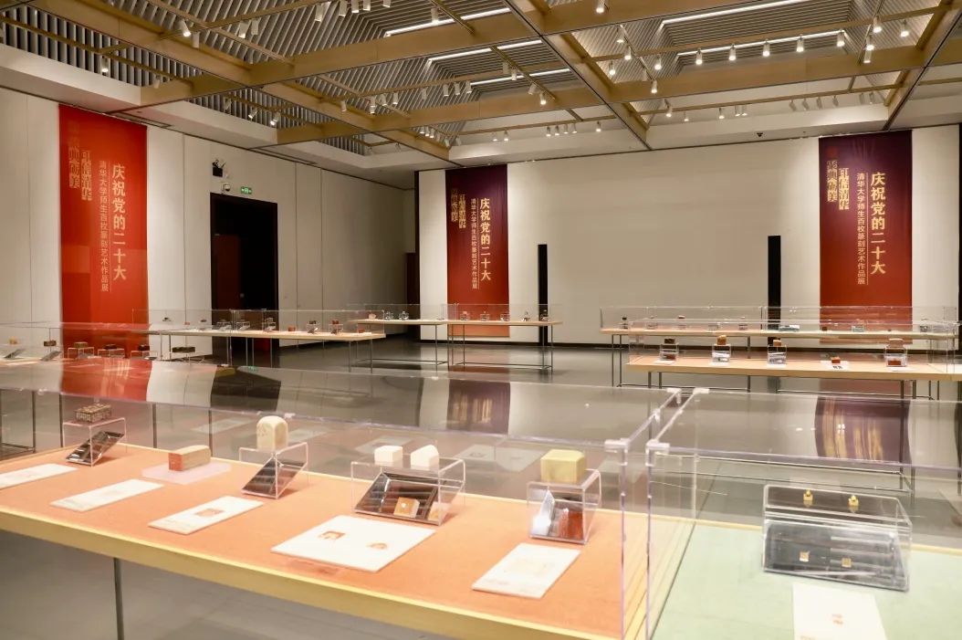 20221010-庆祝党的二十大金沙集团3354cc师生百枚篆刻艺术作品展-项目组-展览现场2jpg