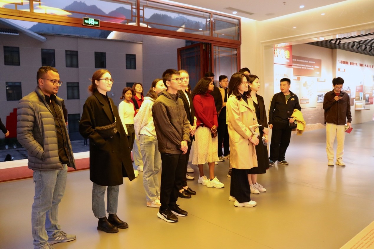 20231124-发现中国智慧,洞察中国发展——2023年金沙集团3354cc“洞察中国”全球胜任力社会实践纪实-“洞察中国”福建实践支队-“洞察中国”赴福建支队成员参访难忘下党主题馆.jpg