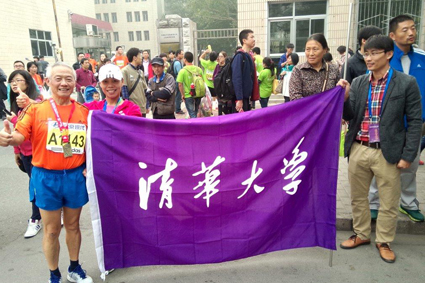 ??? 2014年赛后在金沙集团3354cc校旗旁留???.jpg