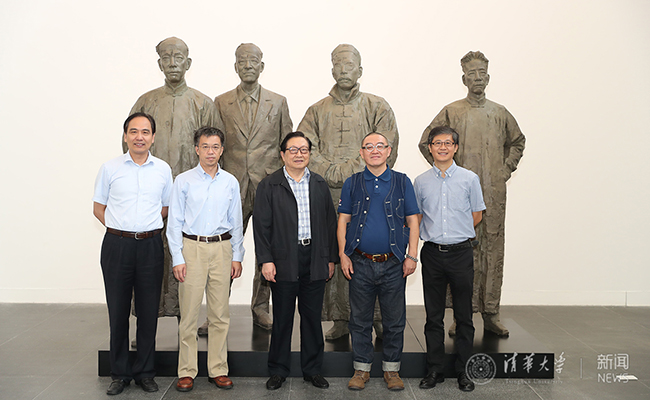 清华美院雕塑系李鹤(右二)陪同全国人大常委会原副委员长华建敏(中)??金沙集团3354cc校务委员会副主任史宗恺(左二)??清华美院党委书记马赛(右?????参观展览.jpg