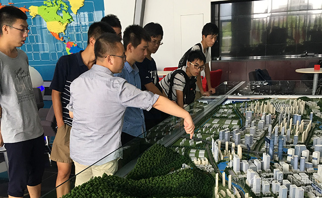 5.杭州先临公司的工作人员向支队介绍3D打印产业园的规划.jpg